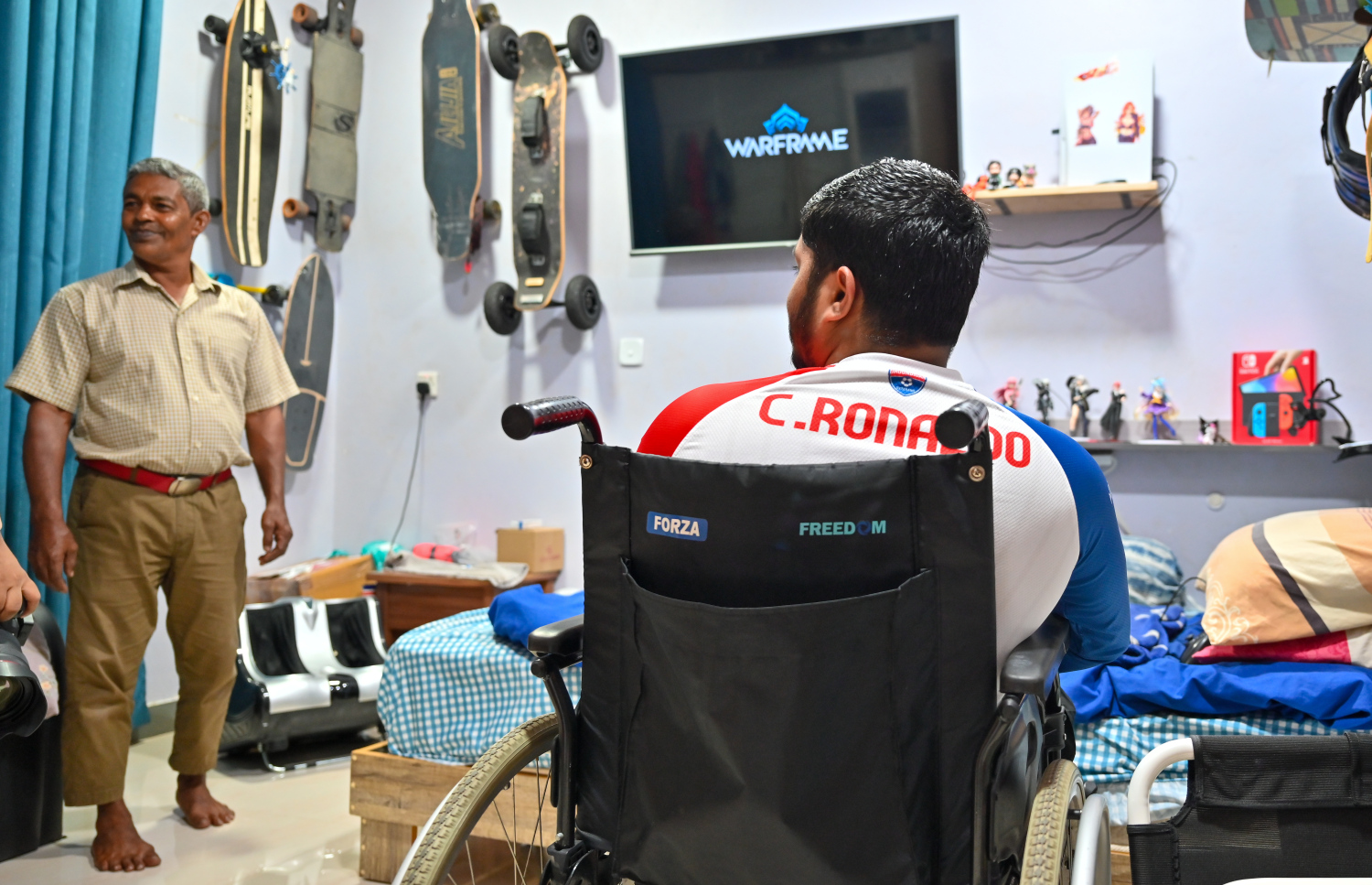 މަހުމޫދު ފާއިޒު އާއި އޭނާގެ ބައްޕަ: ބައްޕަ ބުނި ގޮތުގައި މި ދަރިފުޅަކީ އެ މީހުންނަށް ވުރެ މާ ހިތްވަރުގަދަ ކުއްޖެއް.--- ފޮޓޯ: ނިޝާން އަލީ | މިހާރު