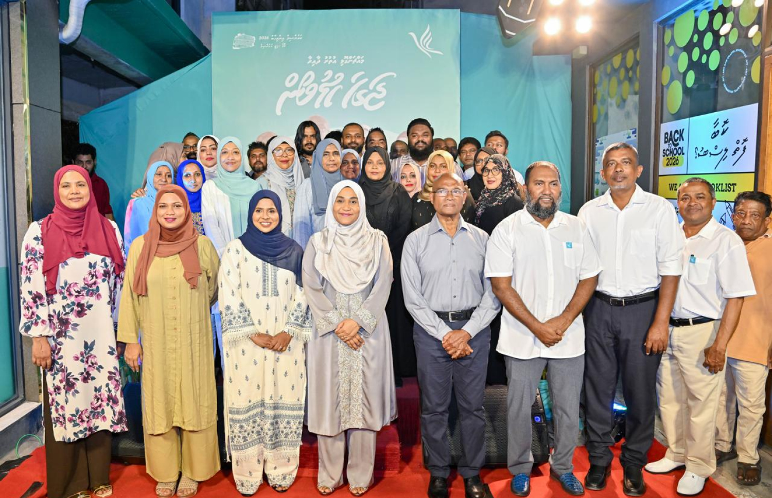 ޕީއެންސީގެ މައްޗަންގޮޅި އުތުރު ދާއިރާގެ ކެމްޕެއިން ޖަގަހަ ހުވުމަށް ރޭ ބޭއްވި ރަސްމިއްޔާތަށް ފަހު ފަސްޓް ލޭޑީ ސާޖިދާ އެހެން ބޭފުޅުންނާ އެކު ފޮޓޯއެއް ނަންގަވަނީ.