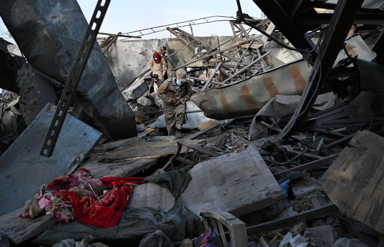 ޕާކިސްތާނުން ހަމަލާދިން ތަނުގެ ތެރޭގައި ސިފައިން ހަރަކާތްތެރިވަނީ. -- ފޮޓޯ: އޭއެފްޕީ