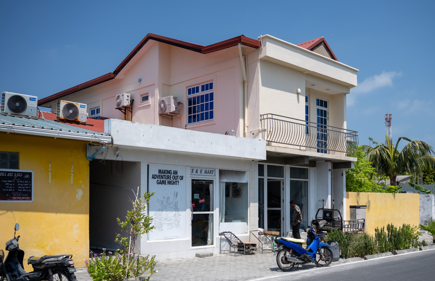 މަސް ވިއްކުމުގެ މަސައްކަތުން ލިބުނު ފައިސާއިން ބުޝްރީބެ ހެދި ގެ.---ފޮޓޯ: ނިޝާން އަލީ| މިހާރު