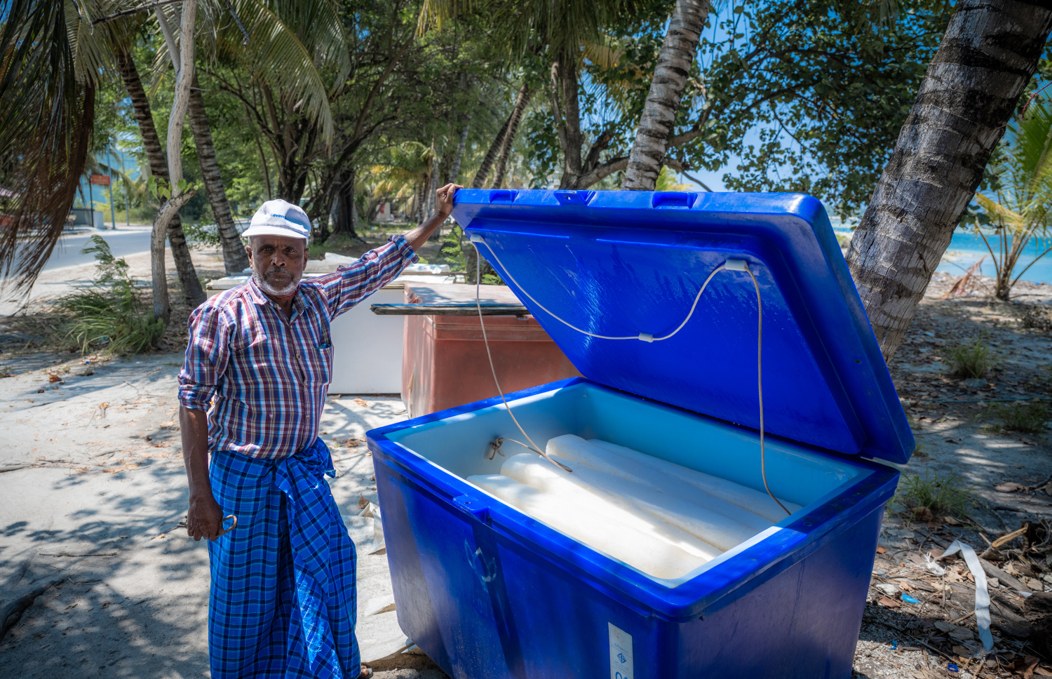 މަސް ފިނިކުރުމަށްޓަކައި ބުޝްރީބެ ގެންގުޅޭ އައިސް ބޮކްސްއެއް ދައްކާލަނީ.---ފޮޓޯ: ނިޝާން އަލީ| މިހާރު