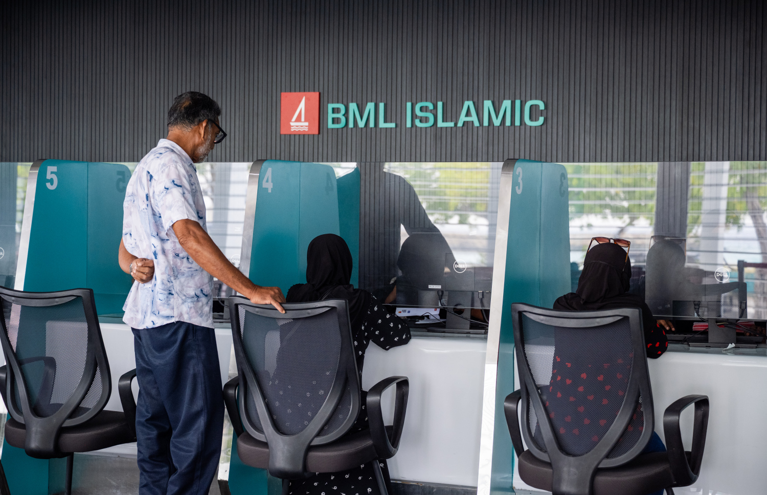 މަރަދޫފޭދޫގައި މިހާރު ހިންގާ ބީއެމްއެލް ގަން ބްރާންޗުން ހިދުމަތް ހޯދަން ދިޔަ ދެ ކަސްޓަމަރަކު ކައުންޓަރު ކައިރީގައި މަޑުކޮށްލައިގެން.---ފޮޓޯ: ނިޝާން އަލީ| މިހާރު