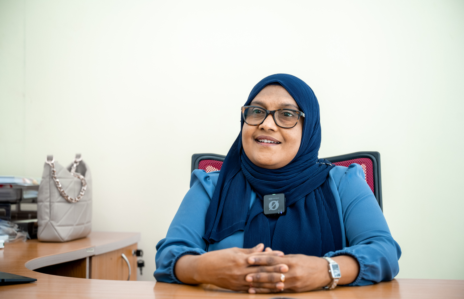 ގަން ބްރާންޗުގައި މެދުނުކެނޑި ހިދުމަތް ކުރަމުން އަންނަ ދެ މުވައްޒަފުންގެ ތެރެއިން ނިހާން "މިހާރު" އާ މިދިޔަ ހަފުތާގައި ވާހަކަ ދައްކަވަނީ.---ފޮޓޯ: ނިޝާން އަލީ| މިހާރު