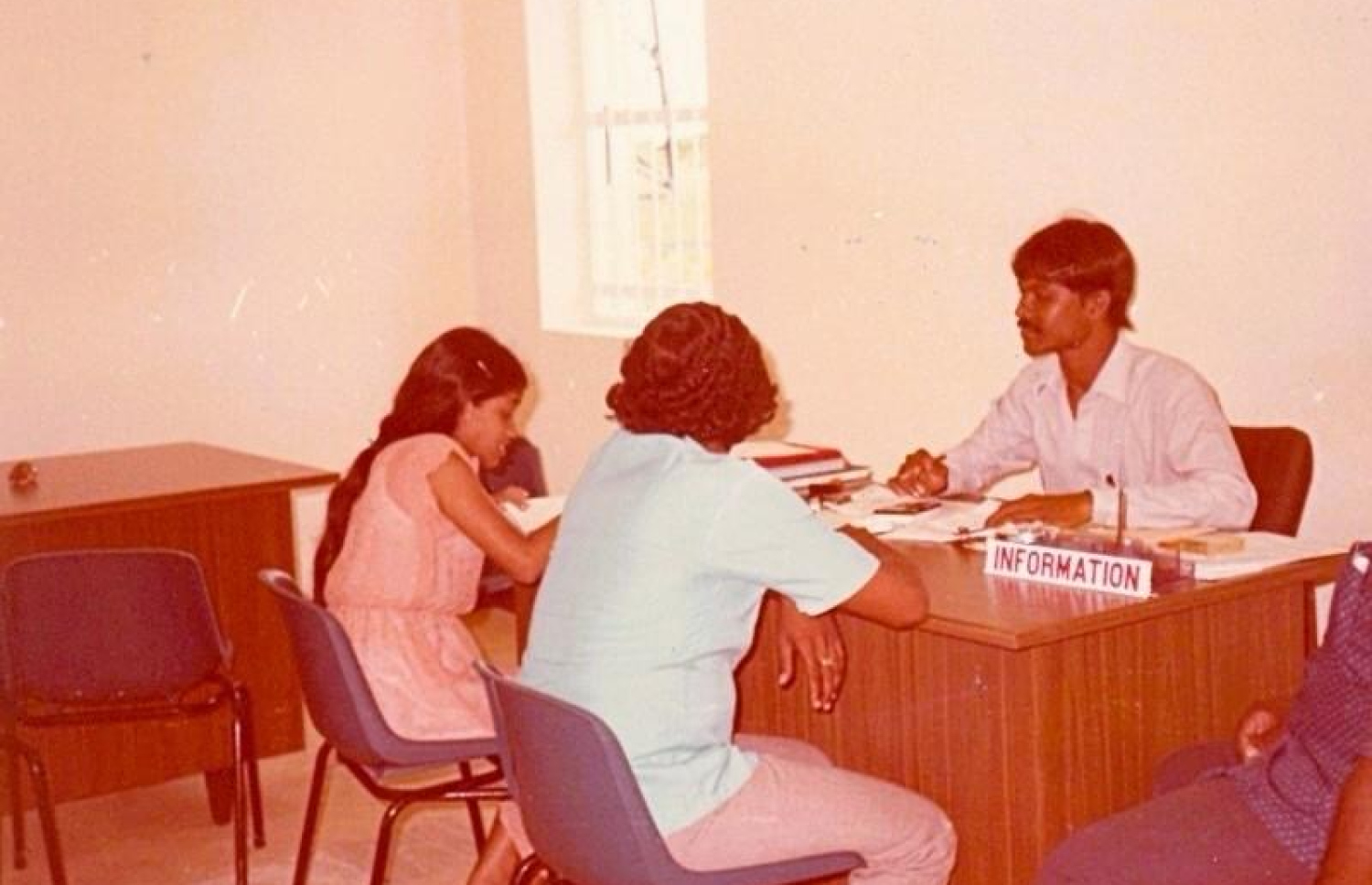 ގަން ބްރާންޗު ހުޅުވިތާ ކުރީކޮޅު އެ ބްރާންޗުން ބަޔަކަށް ހިދުމަތް ދެނީ.---ފޮޓޯ: ބީއެމްއެލް އާކައިވް