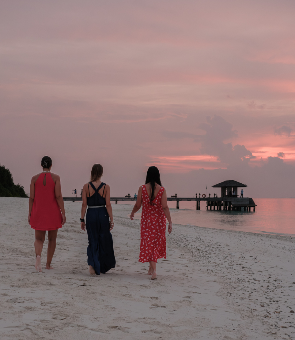 ހަނިމާދޫގައި ޓޫރިސްޓުންތަކެއް ފޮޓޯއަކަށް ހުއްޓިލައިގެން-- ފޮޓޯ: ދަ ބެއާފުޓް އިކޯ ހޮޓެލް