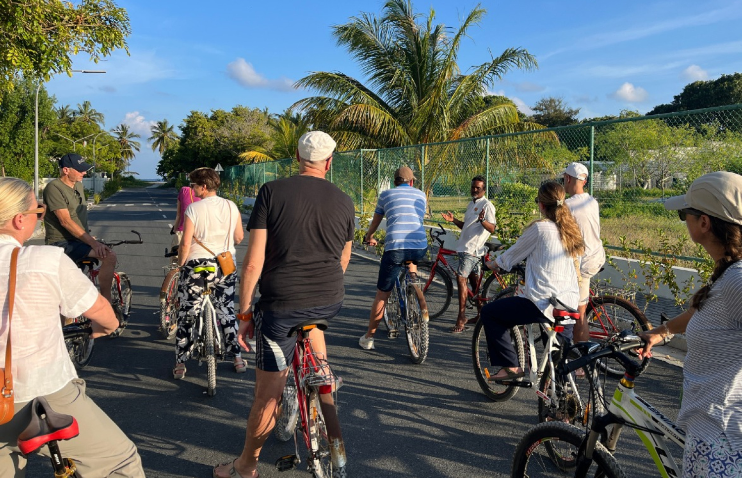 ހަނިމާދޫގައި ޓޫރިސްޓުންތަކެއް ބައިސްކަލު ދުއްވާލަން ނިކުމެ-- ފޮޓޯ: ދަ ބެއާފުޓް އިކޯ ހޮޓެލް