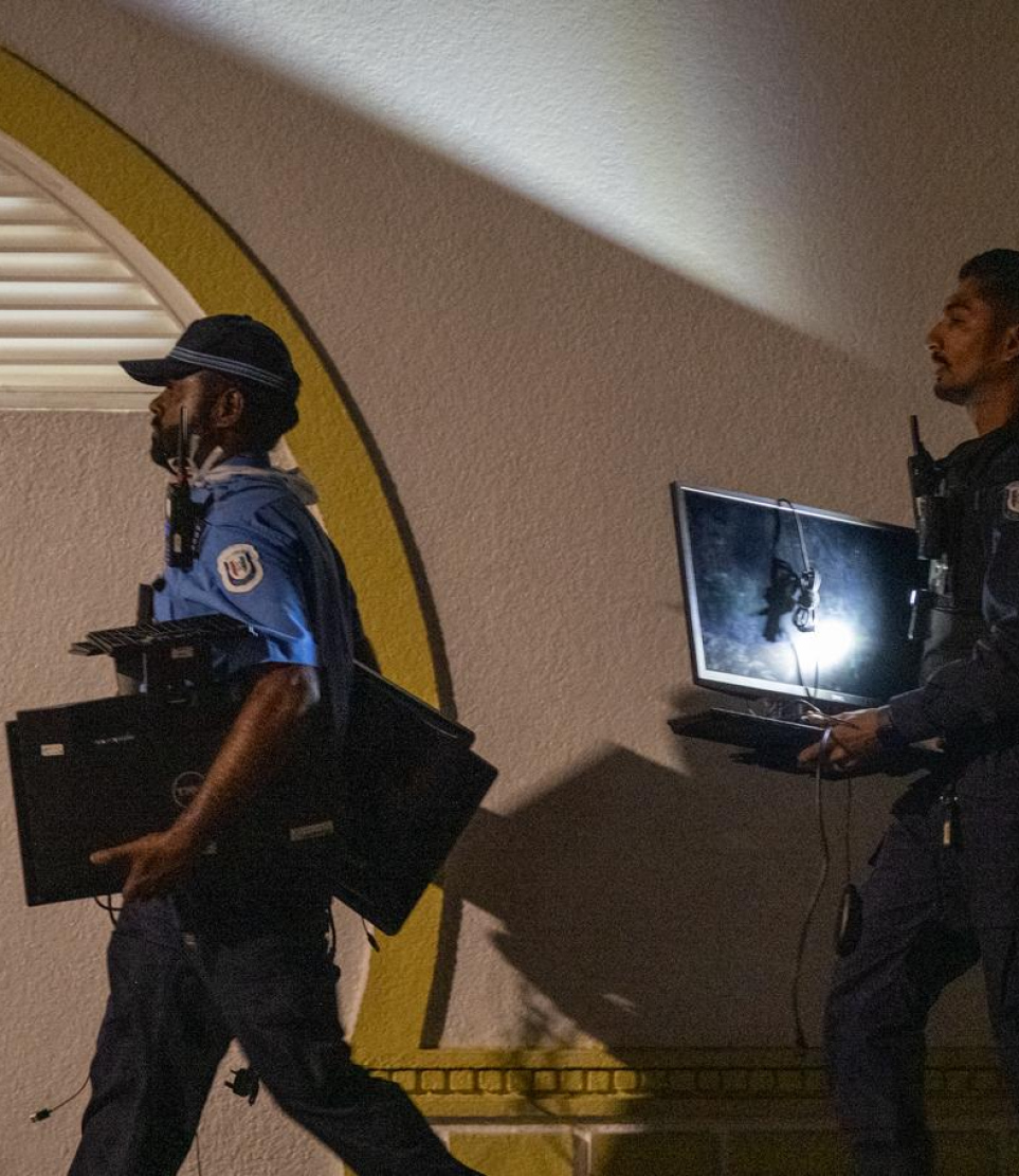 އިލެކްޝަންސް ކޮމިޝަންގެ އިންތިހާބާ ބެހޭ މަރުކަޒާ ޖެހިގެން ހުރި ގުދަނުގައި ރޯވެ އަނދާތީ އެ މަރުކަޒުގައި ހުރި ތަކެތި ނެރެނީ. -- ފޮޓޯ: ނިޝާން އަލީ | މިހާރު