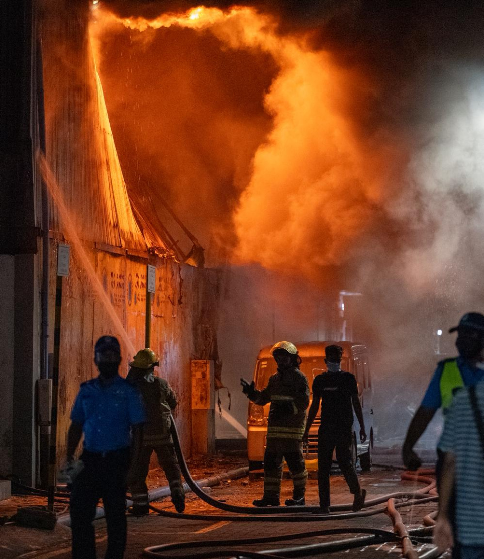 ފަޔާ އެންޑް ރެސްކިއު ސާވިސް އިން ގުދަނުގައި ރޯވި އަލިފާންގަނޑު ނިއްވުމަށް ފެން ޖަހަނީ-- ފޮޓޯ: ނިޝާން އަލީ | މިހާރު