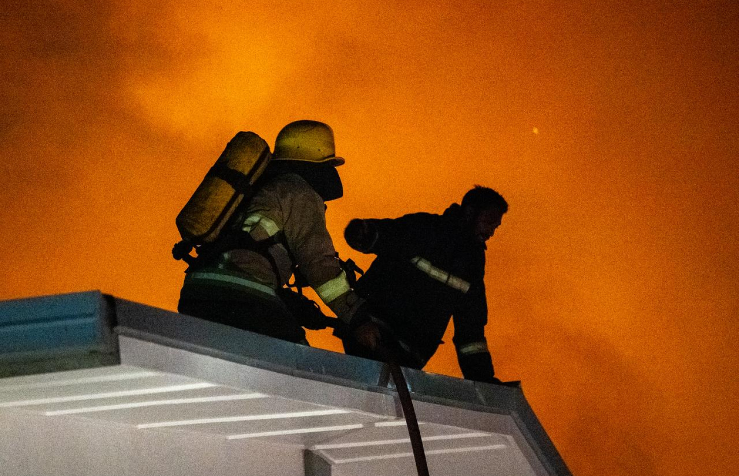 ގުދަނުގައި ރޯވި އަލިފާންގަނޑު ނިއްވަން ފަޔަ އެންޑް ރެސްކިއު ސާވިސްގެ ސިފައިން ފުރާޅެއްގެ މައްޗަށް އަރައި ފެން ޖަހަނީ-- ފޮޓޯ: ނިޝާން އަލީ | މިހާރު