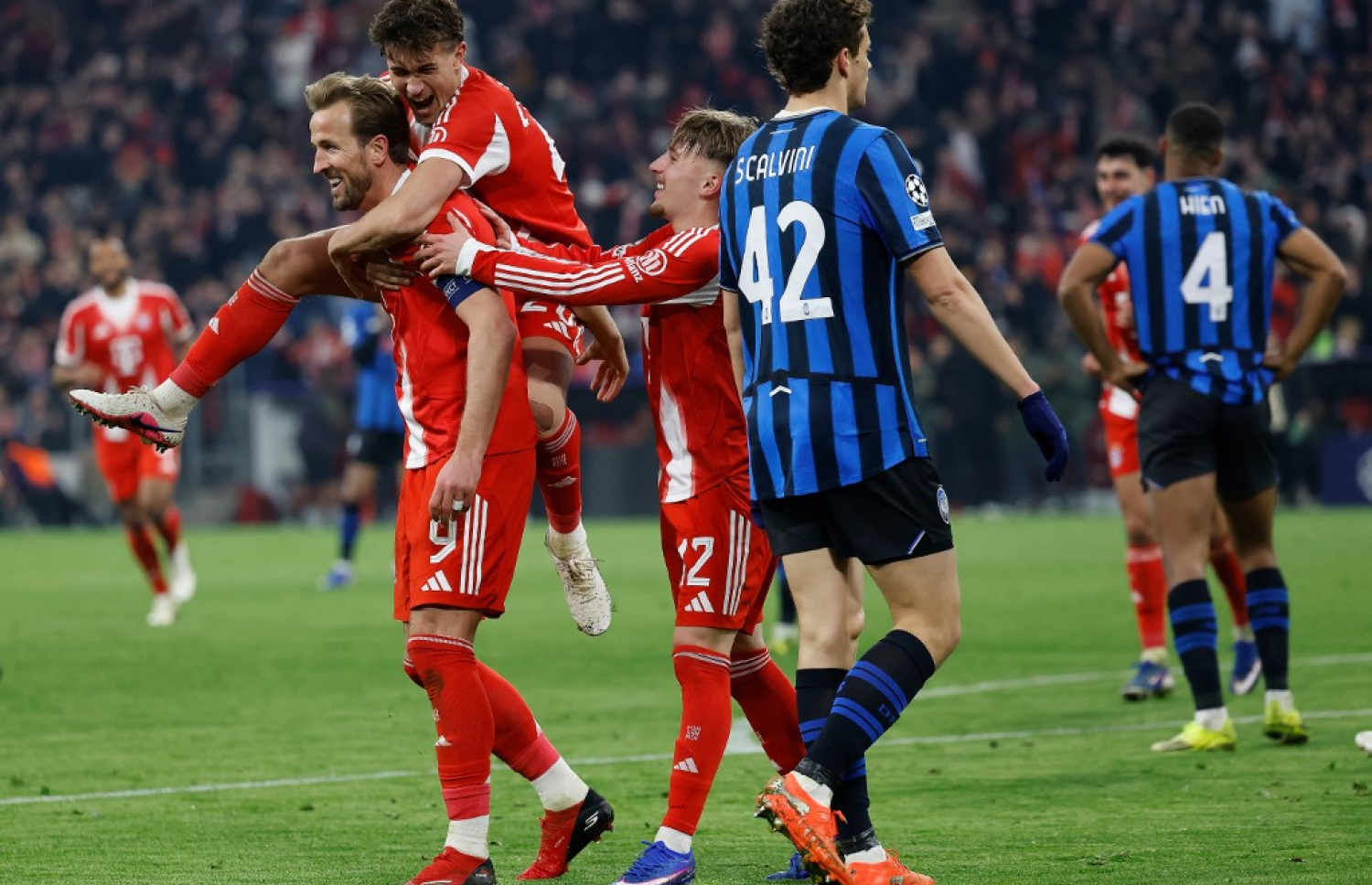 ކޭން އާއެކު ބެޔާޏްގެ ކުޅުންތެރިން އުފާފާޅުކުރަނީ.-- ފޮޓޯ: އޭއެފްޕީ