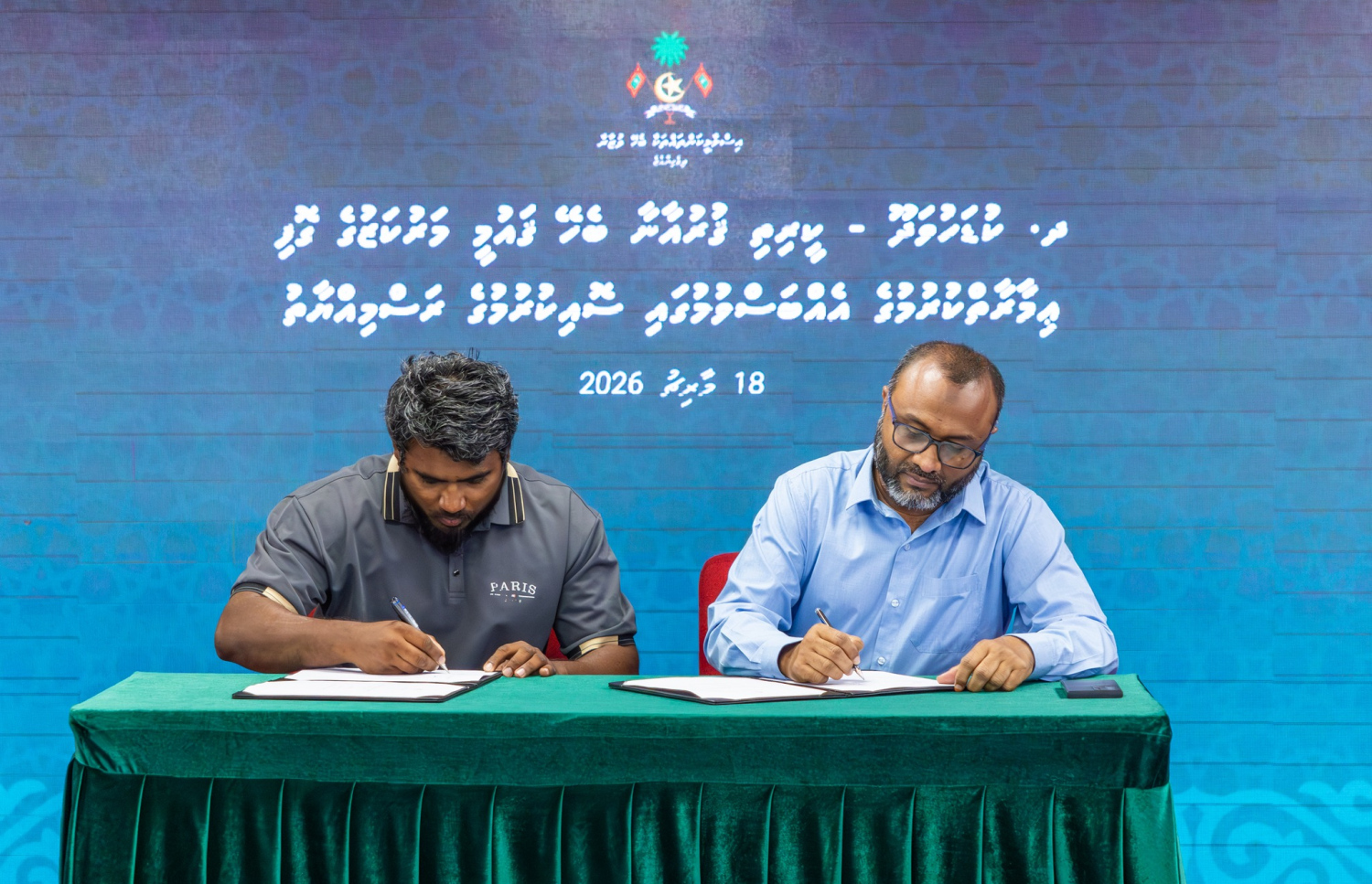 14 ރަށެއްގައި މަޝްރޫއުތައް ކުރިއަށް ގެންދިއުމަށް ރޭ ބޭއްވި ރަސްމިއްޔާތުގައި ކުންފުނިތަކާއެކު އެއްބަސްވުމުގައި އިސްލާމިކް މިނިސްޓަރު ޑރ. މުހައްމަދު ޝަހީމް ސޮއި ކުރައްވަނީ-- ފޮޓޯ: އިސްލާމިކް މިނިސްޓްރީ