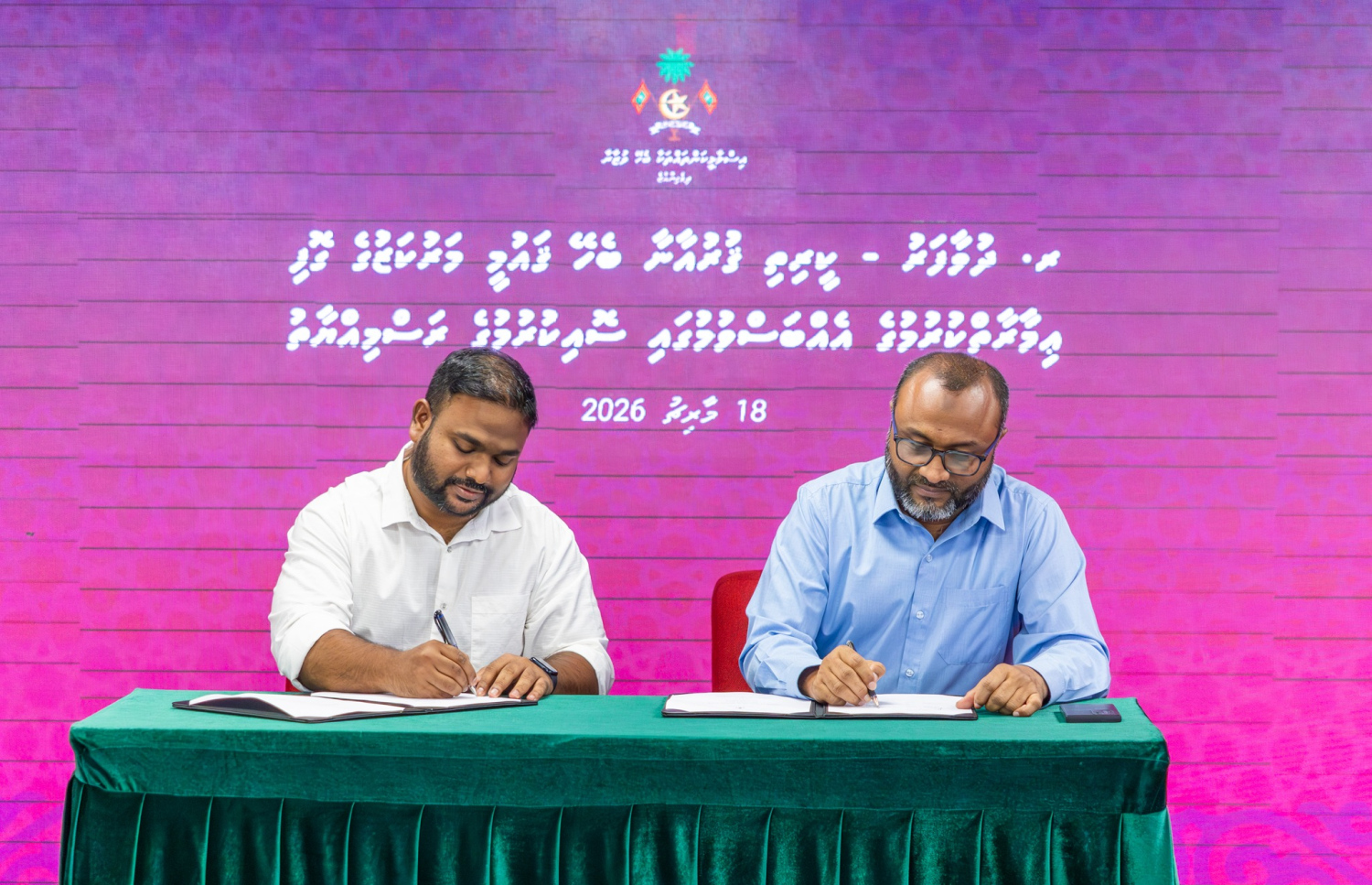 14 ރަށެއްގައި މަޝްރޫއުތައް ކުރިއަށް ގެންދިއުމަށް ރޭ ބޭއްވި ރަސްމިއްޔާތުގައި ކުންފުނިތަކާއެކު އެއްބަސްވުމުގައި އިސްލާމިކް މިނިސްޓަރު ޑރ. މުހައްމަދު ޝަހީމް ސޮއި ކުރައްވަނީ-- ފޮޓޯ: އިސްލާމިކް މިނިސްޓްރީ