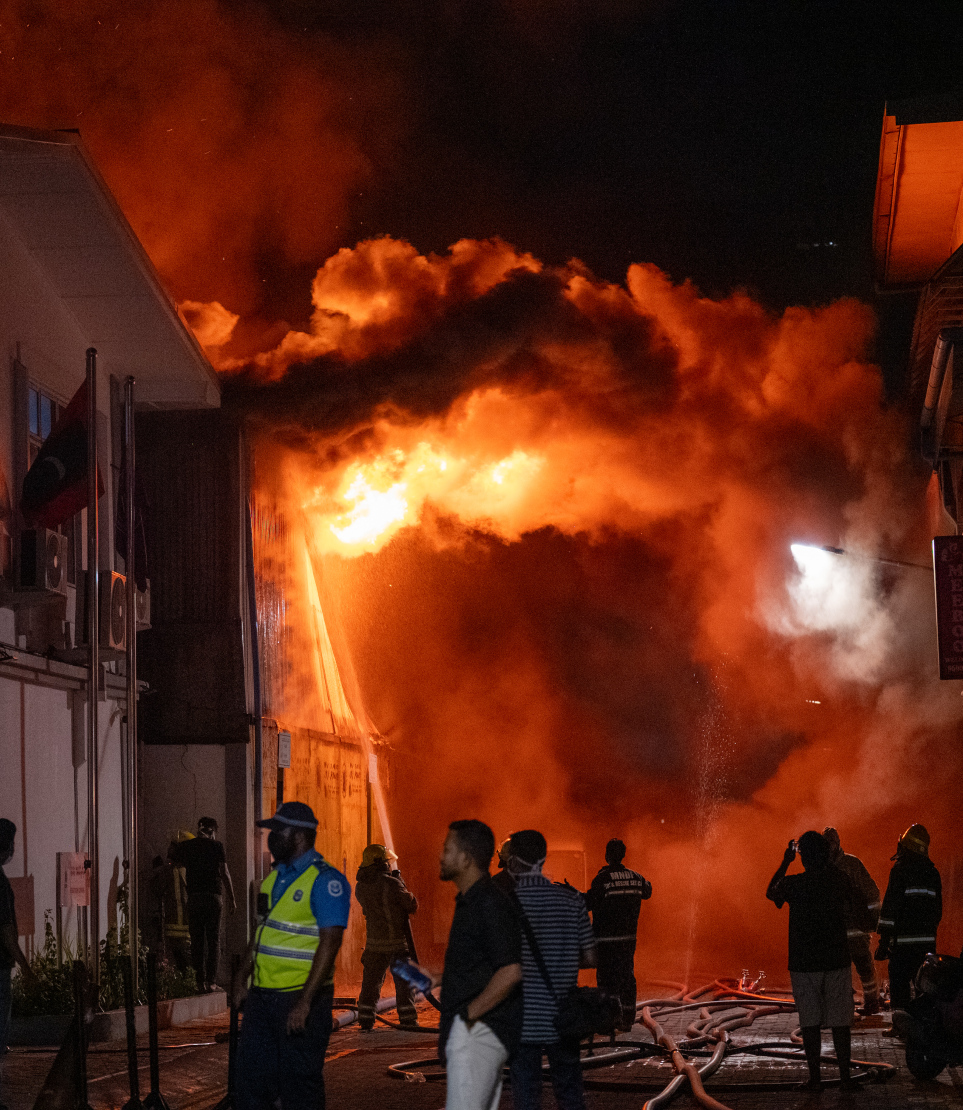 ގުދަނުގައި ރޯވި އަލިފާން ނިއްވަން ފަޔަ އެންޑް ރެސްކިއު ސާވިސް އިން ފެން ޖަހަނީ --- މިހާރު ފޮޓޯ/ނިޝާން އަލީ