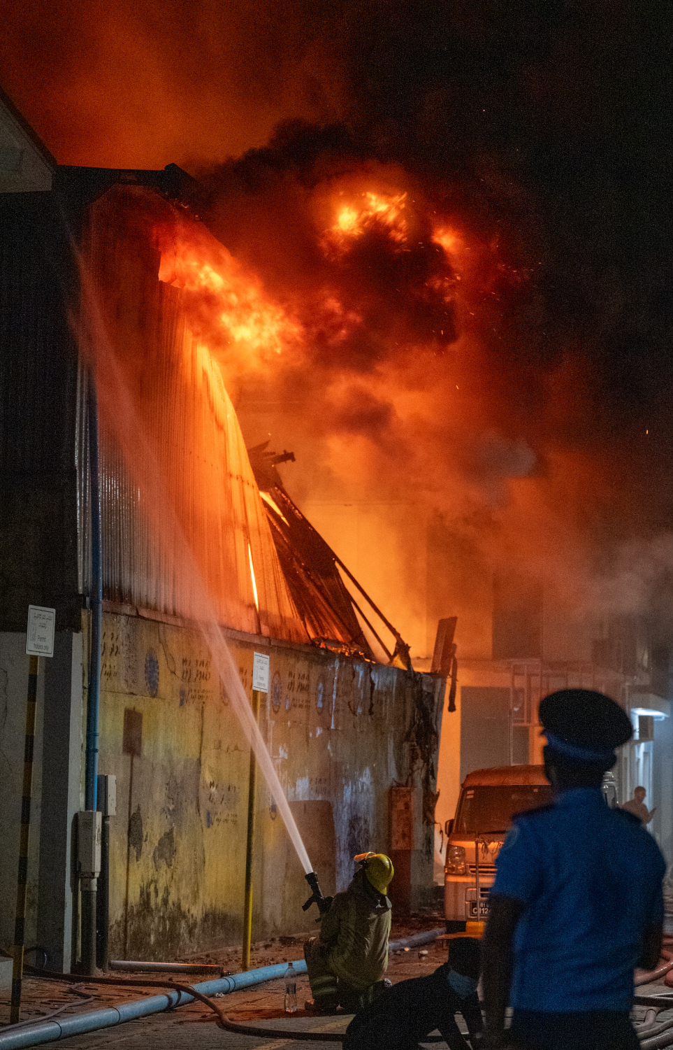 ގުދަނުގައި ރޯވި އަލިފާން ނިއްވަން ފަޔަ އެންޑް ރެސްކިއު ސާވިސް އިން ފެން ޖަހަނީ --- މިހާރު ފޮޓޯ/ނިޝާން އަލީ