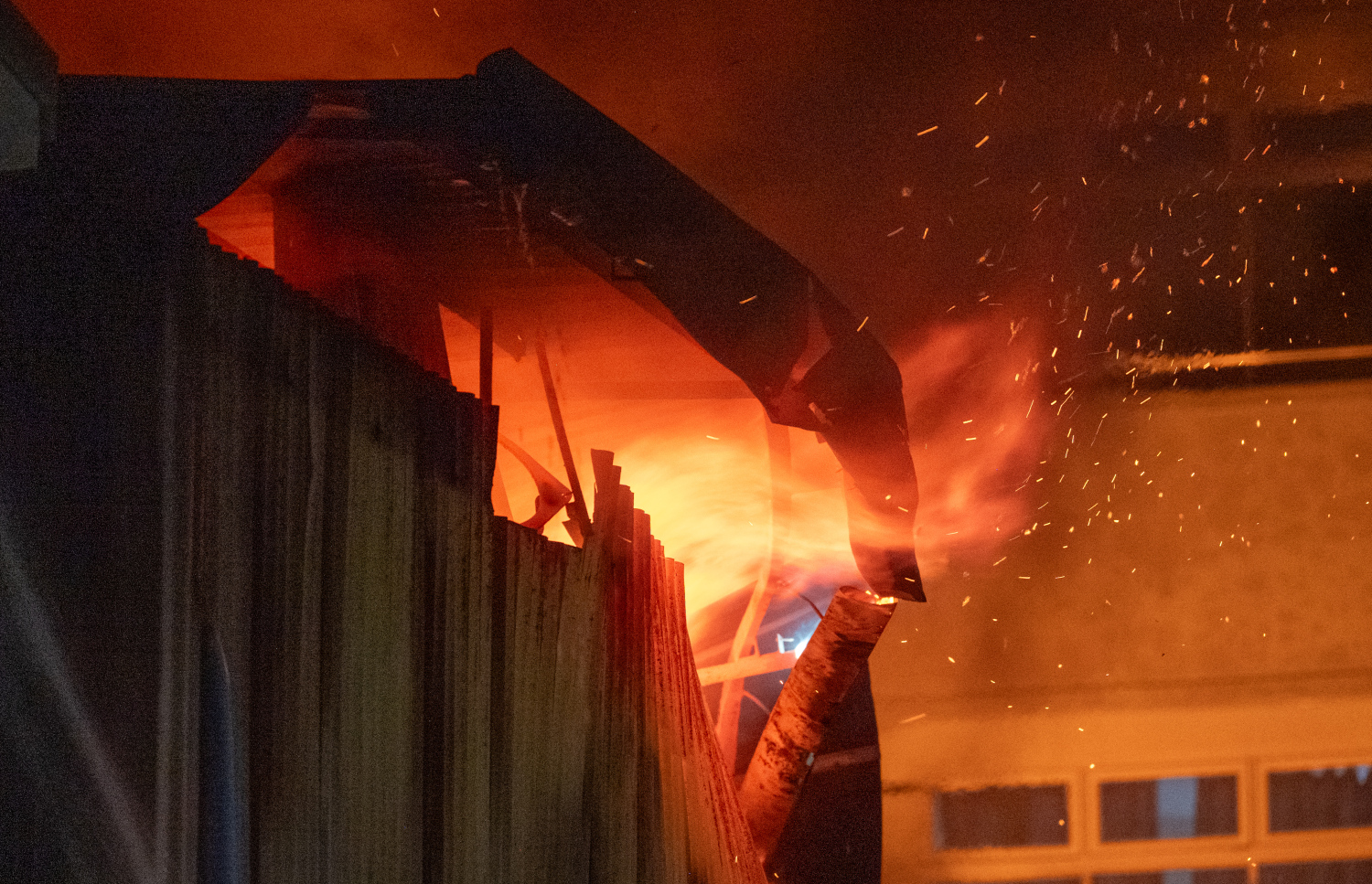 ޕްރައިމް ފާޓިލައިޒާ ގުދަނުގައި އަލިފާން ރޯވެފައި --- މިހާރު ފޮޓޯ/ނިޝާން އަލީ