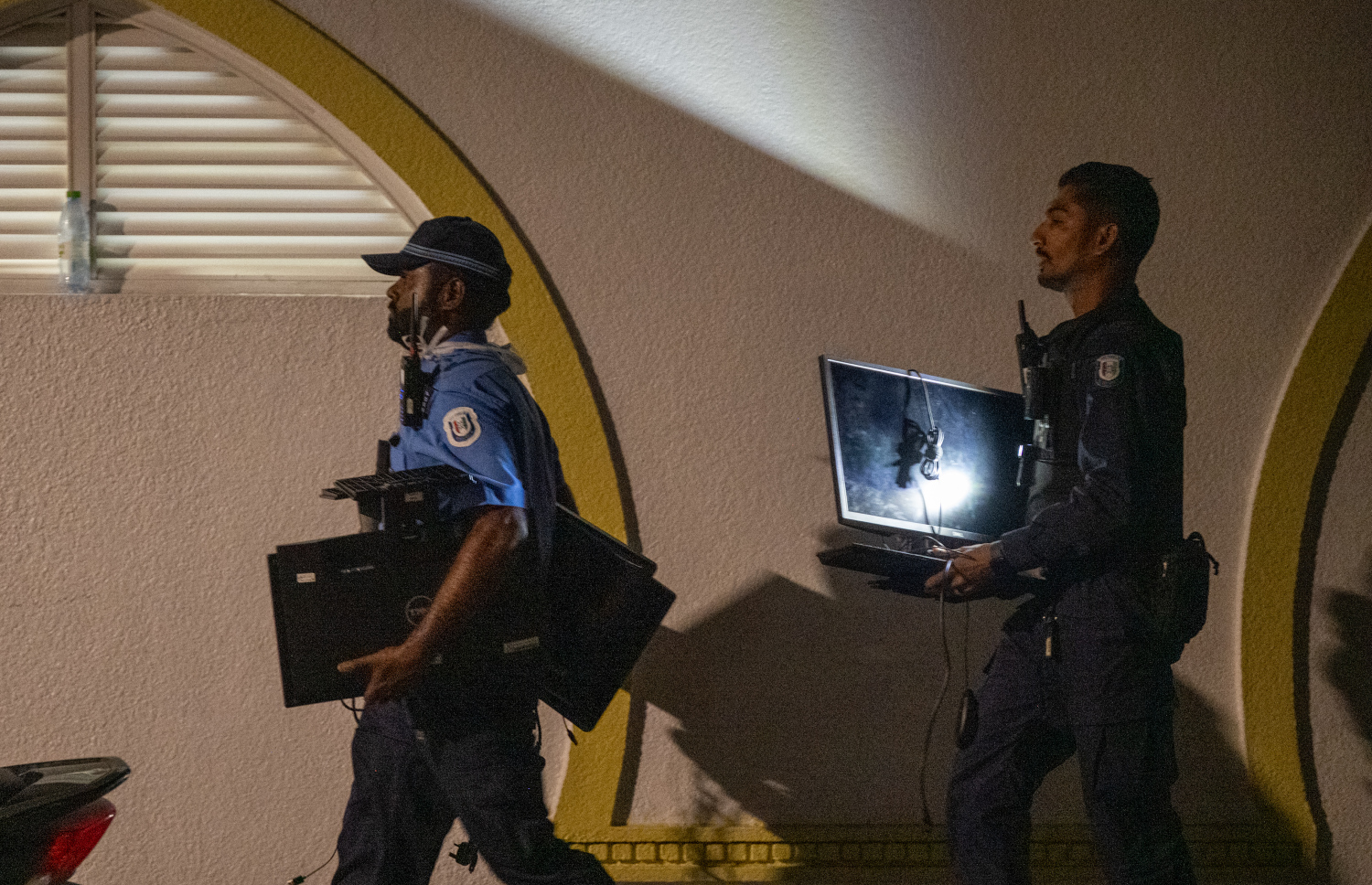 އަލިފާން ރޯވުމާ އެކު، އިލެކްޝަންސް ކޮމިޝަންގެ އިންތިހާބާ ބެހޭ މަރުކަޒުގައި ހުރި ތަކެތި ނެރުމުގެ މަސައްކަތް ފުލުހުން ކުރަނީ --- މިހާރު ފޮޓޯ/ނިޝާން އަލީ