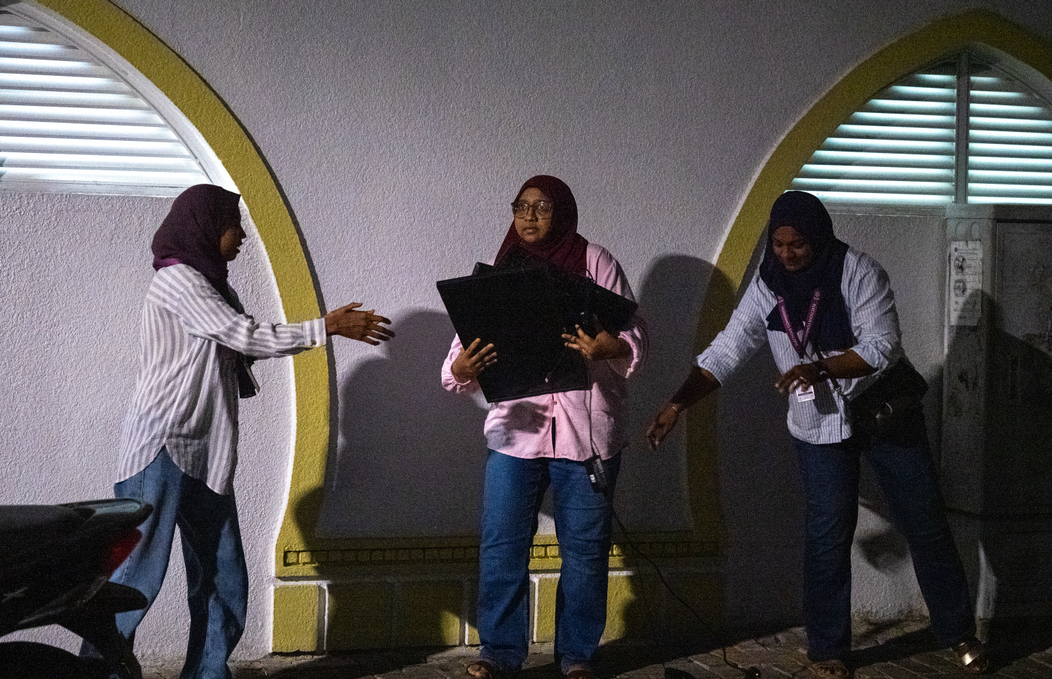 އަލިފާން ރޯވުމާ އެކު، އިލެކްޝަންސް ކޮމިޝަންގެ އިންތިހާބާ ބެހޭ މަރުކަޒުގައި ހުރި ތަކެތި ނެރުމުގެ މަސައްކަތް ފުލުހުން ކުރަނީ --- މިހާރު ފޮޓޯ/ނިޝާން އަލީ