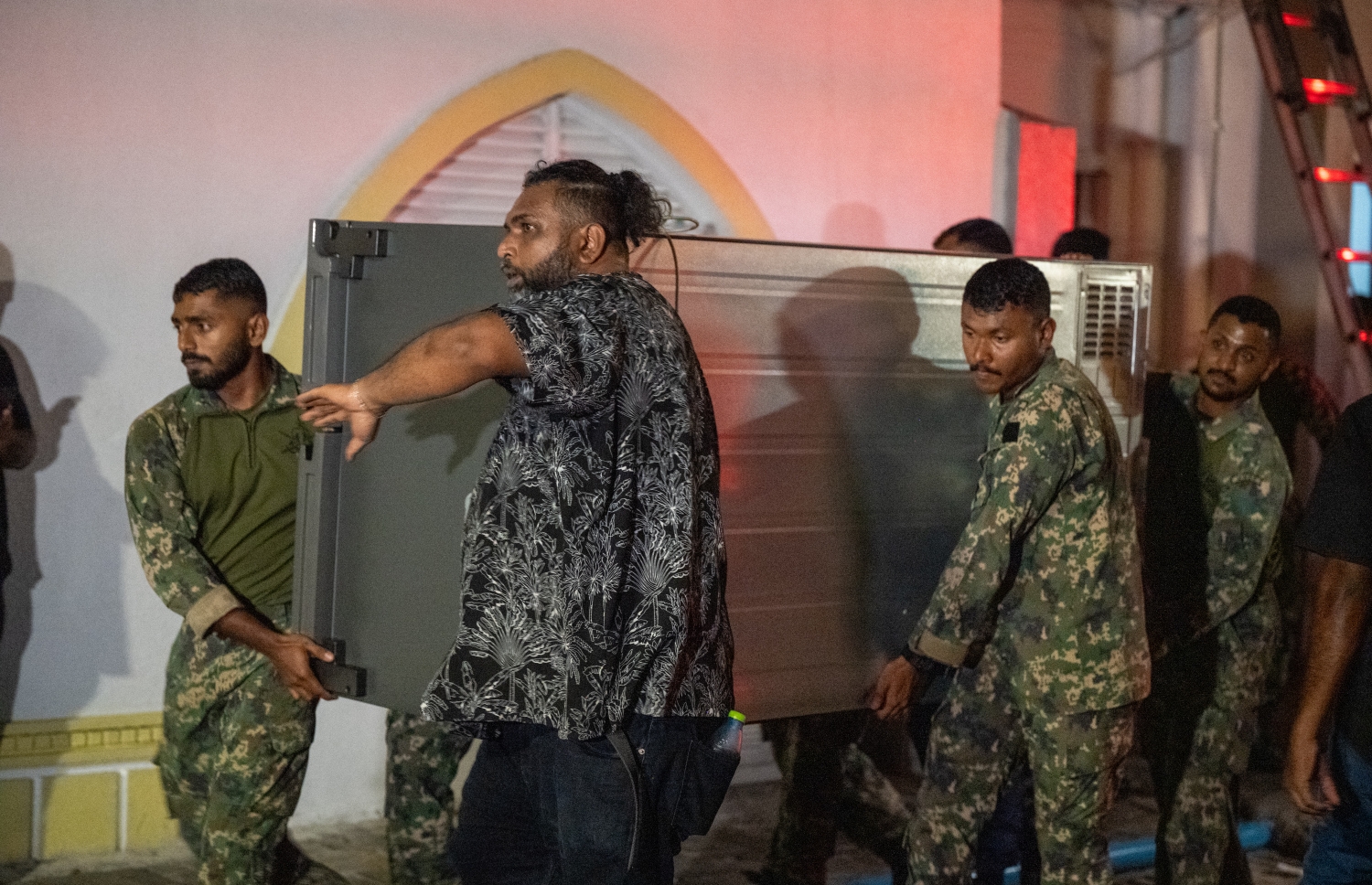 އަލިފާން ރޯވުމާ އެކު، އިލެކްޝަންސް ކޮމިޝަންގެ އިންތިހާބާ ބެހޭ މަރުކަޒުގައި ހުރި ތަކެތި ނެރުމުގެ މަސައްކަތް ފުލުހުންނާއި ސިފައިން ކުރަނީ --- މިހާރު ފޮޓޯ/ނިޝާން އަލީ