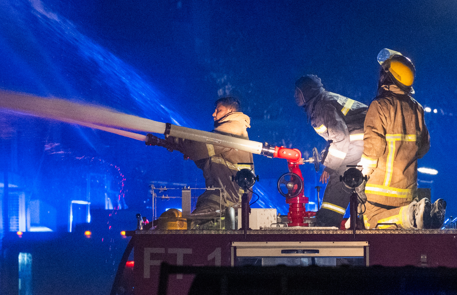 ގުދަނުގައި ރޯވި އަލިފާން ނިއްވަން ފަޔަ އެންޑް ރެސްކިއު ސާވިސް އިން ފެން ޖަހަނީ --- މިހާރު ފޮޓޯ/ނިޝާން އަލީ