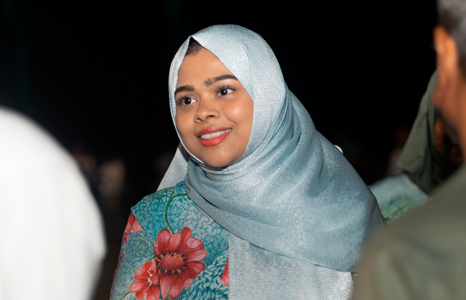 ހިތަދޫ ބޭރުމަތި ދާއިރާއަށް ޕީއެންސީގެ ޓިކެޓުގައި ވާދަކުރާ ޝެރީ. އޭނާ މި ނުކުތީ އައްޑުއަށް ބަދަލެއް ގެނެސްދޭން ކަމަށް ބުނި.