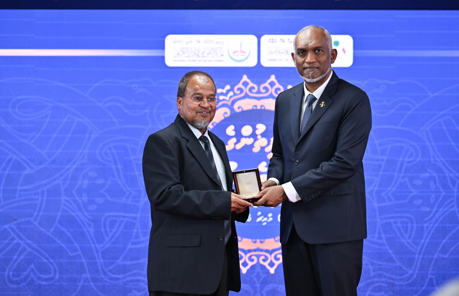 ރައީސް މުއިއްޒު، ނަފީސަށް އިނާމު ދެއްވަނީ.