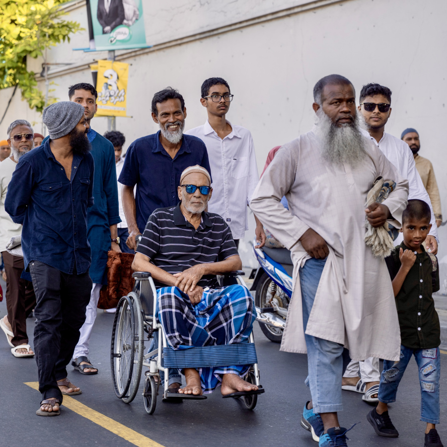 މާފަންނު ސްޓޭޑިއަމްގައި ބޮޑު ޖަމާއަތުގައި މި އަހަރުގެ ފިތުރު އީދު ނަމާދަށް ބަޔަކު ދަނީ.-- ފޮޓޯ: ނިޝާން އަލީ | މިހާރު