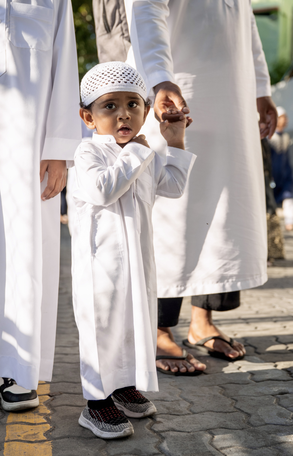 މާފަންނު ސްޓޭޑިއަމްގައި ބޮޑު ޖަމާއަތުގައި މި އަހަރުގެ ފިތުރު އީދު ނަމާދަށް ފަހު ކުޑަކުއްޖަކު ގޮވައިގެން މީހަކު ދަނީ ބަޔަކު ދަނީ.-- ފޮޓޯ: ނިޝާން އަލީ | މިހާރު