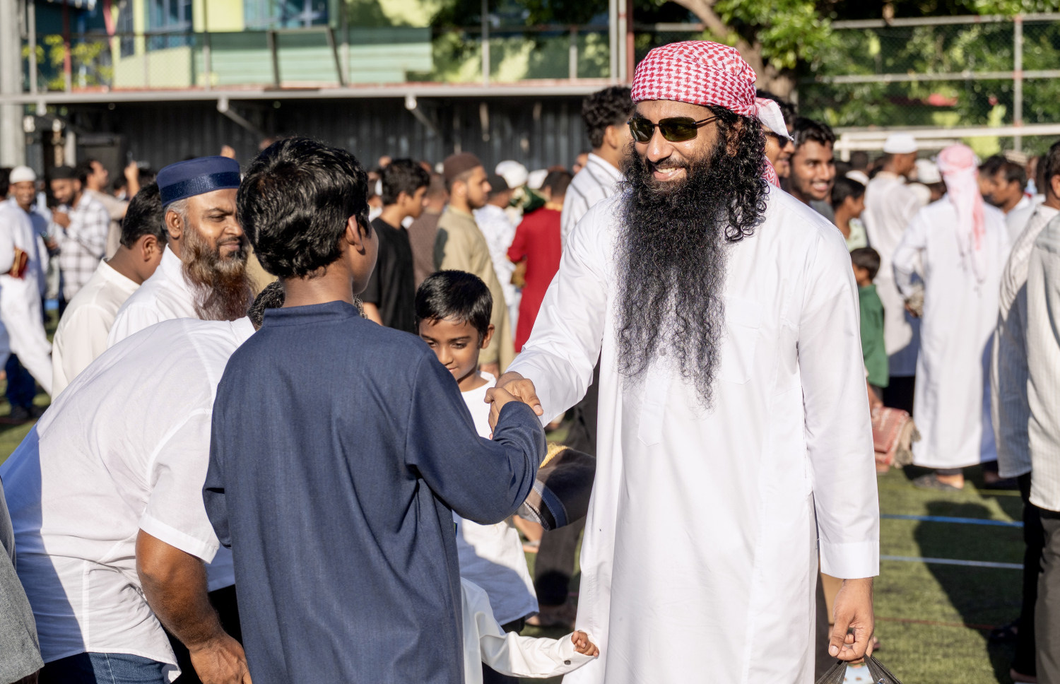 މާފަންނު ސްޓޭޑިއަމްގައި ބޮޑު ޖަމާއަތުގައި ކުރި މި އަހަރުގެ ފިތުރު އީދު ނަމާދަށް ފަހު، އީދު ތަހުނިއްޔާ ކިޔައި ސަލާމް ކުރަނީ.-- ފޮޓޯ: ނިޝާން އަލީ | މިހާރު