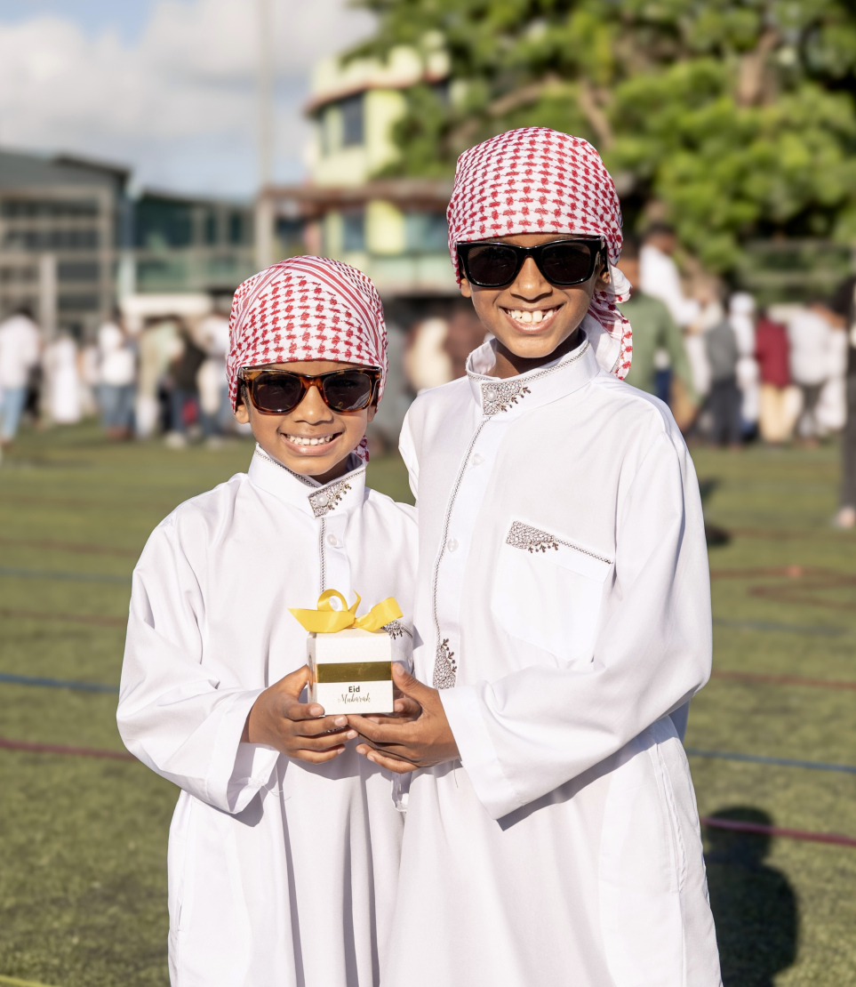 މާފަންނު ސްޓޭޑިއަމްގައި ބޮޑު ޖަމާއަތުގައި ކުރި މި އަހަރުގެ ފިތުރު އީދު ނަމާދަށް ފަހު، ކުޑަކުދިންތަކެއް އީދު ތަހުނިއްޔާ ކިޔައި ސަލާމް ކުރަނީ.-- ފޮޓޯ: ނިޝާން އަލީ | މިހާރު