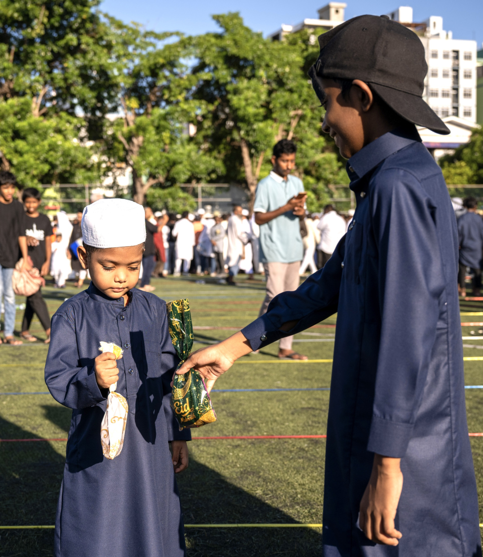 މާފަންނު ސްޓޭޑިއަމްގައި ބޮޑު ޖަމާއަތުގައި ކުރި މި އަހަރުގެ ފިތުރު އީދު ނަމާދަށް ފަހު، ކުޑަކުދިންތަކެއް އީދު ތަހުނިއްޔާ ކިޔައި ސަލާމް ކުރަނީ.-- ފޮޓޯ: ނިޝާން އަލީ | މިހާރު