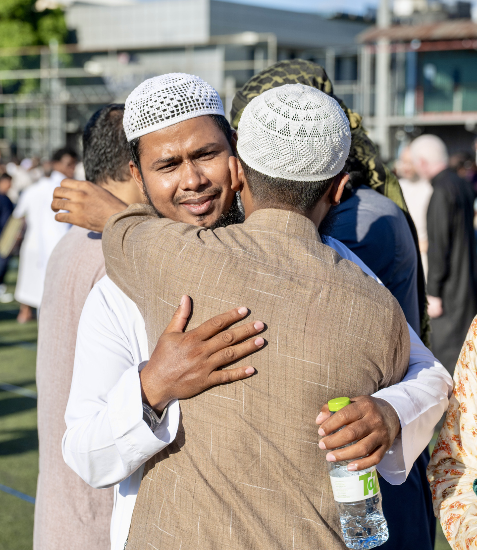 މާފަންނު ސްޓޭޑިއަމްގައި ބޮޑު ޖަމާއަތުގައި ކުރި މި އަހަރުގެ ފިތުރު އީދު ނަމާދަށް ފަހު، އީދު ތަހުނިއްޔާ ކިޔައި ސަލާމް ކުރަނީ.-- ފޮޓޯ: ނިޝާން އަލީ | މިހާރު