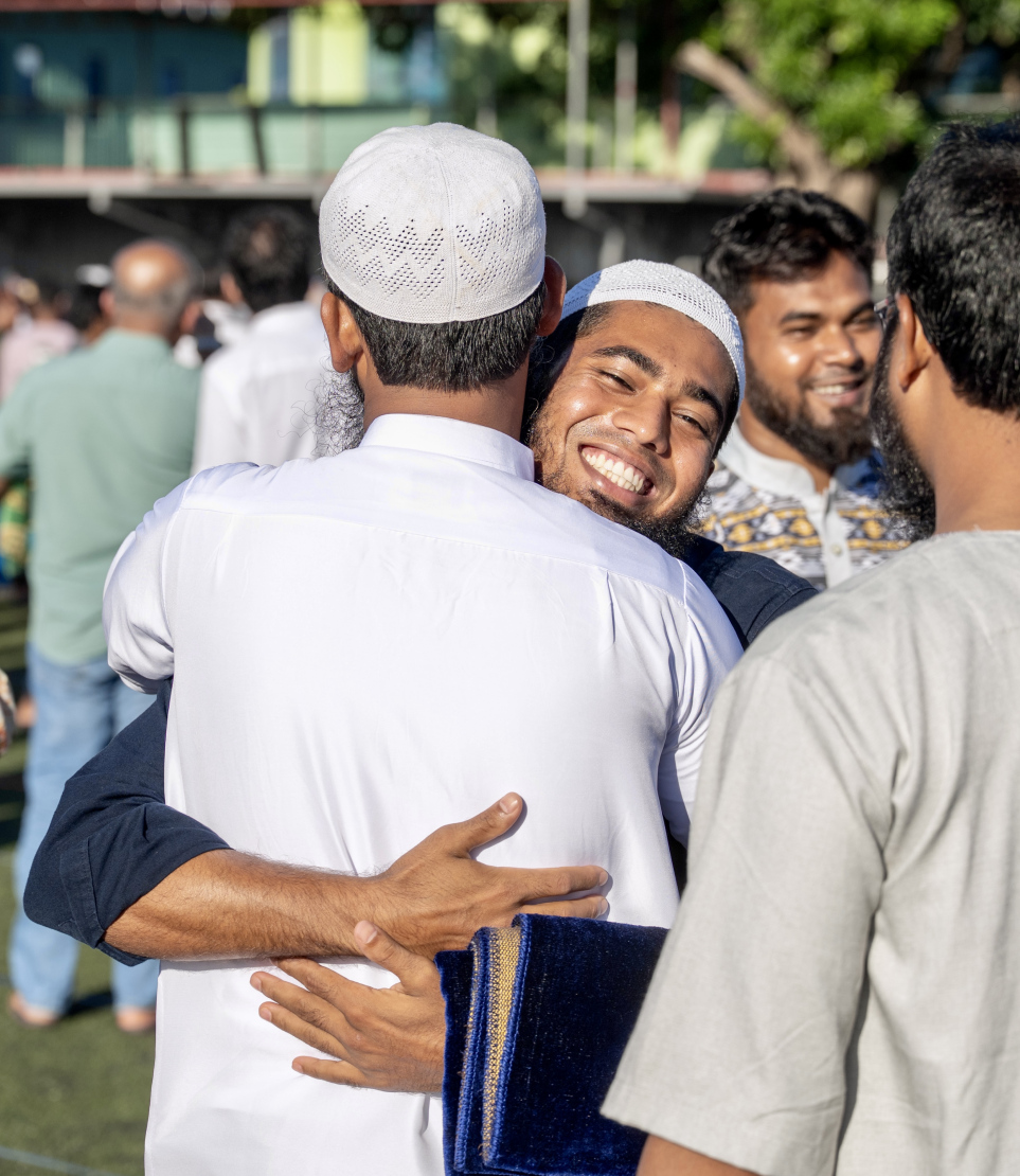 މާފަންނު ސްޓޭޑިއަމްގައި ބޮޑު ޖަމާއަތުގައި ކުރި މި އަހަރުގެ ފިތުރު އީދު ނަމާދަށް ފަހު، އީދު ތަހުނިއްޔާ ކިޔައި ސަލާމް ކުރަނީ.-- ފޮޓޯ: ނިޝާން އަލީ | މިހާރު