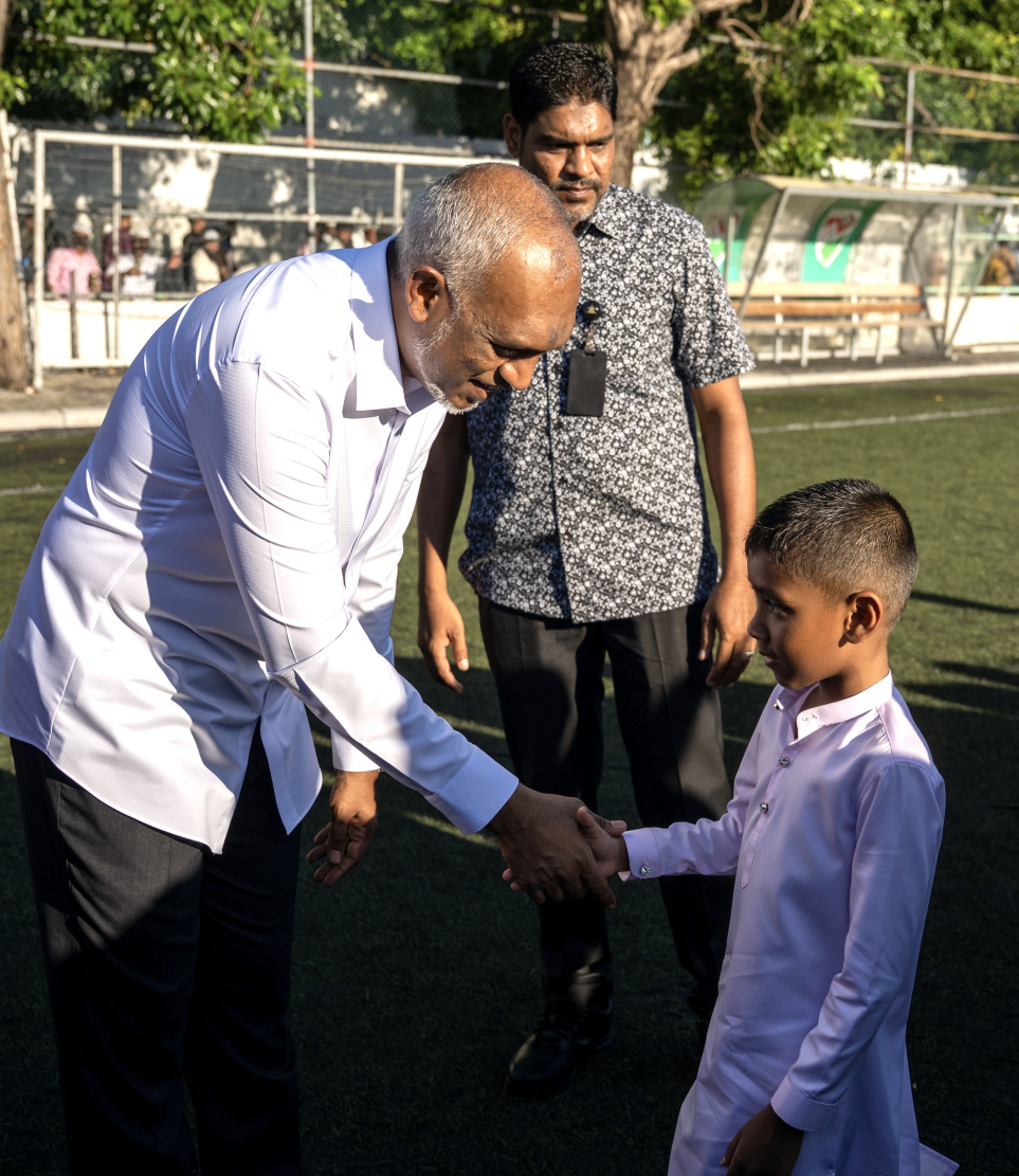 މާފަންނު ސްޓޭޑިއަމްގައި ކުރި މި އަހަރުގެ ފިތުރު އީދު ނަމާދަށް ފަހު ރައީސް އާއްމުނާއި ސަލާމްކުރައްވަނީ.-- ފޮޓޯ: ނިޝާން އަލީ | މިހާރު