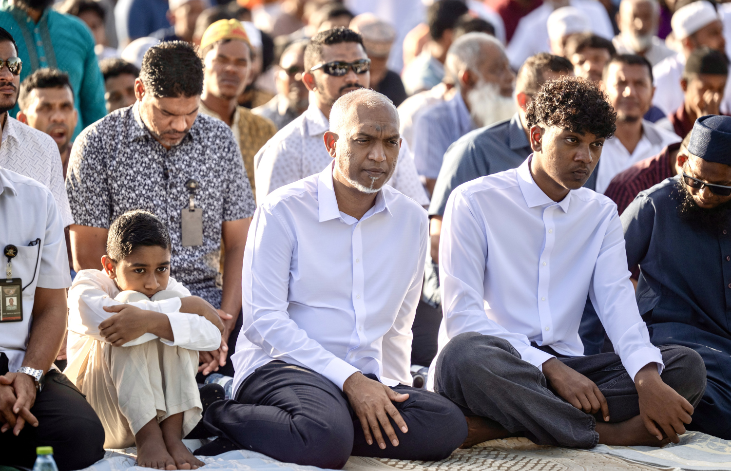 މާފަންނު ސްޓޭޑިއަމްގައި ކުރި މި އަހަރުގެ ފިތުރު އީދު ނަމާދުގައި ރައީސް މުއިއްޒު އެ މަނިކުފާނުގެ ދެ ފިރިހެން ބޭފުޅުންނާ އެކު ބައިވެރިވެވަޑައިގަންނަވަނީ.-- ފޮޓޯ: ނިޝާން އަލީ | މިހާރު