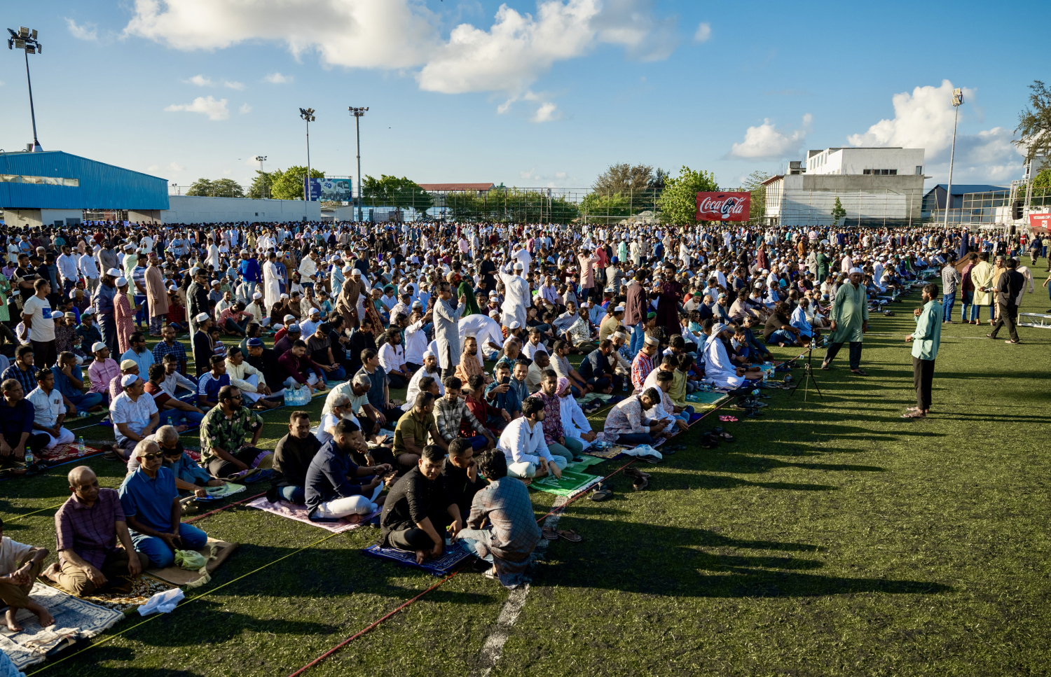 މާފަންނު ސްޓޭޑިއަމްގައި ބޮޑު ޖަމާއަތުގައި މި އަހަރުގެ ފިތުރު އީދު ނަމާދު ކުރަނީ.-- ފޮޓޯ: ނިޝާން އަލީ | މިހާރު