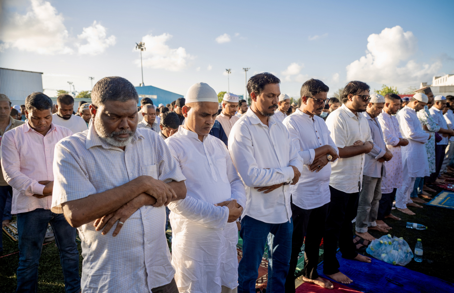 މާފަންނު ސްޓޭޑިއަމްގައި ބޮޑު ޖަމާއަތުގައި މި އަހަރުގެ ފިތުރު އީދު ނަމާދު ކުރަނީ.-- ފޮޓޯ: ނިޝާން އަލީ | މިހާރު