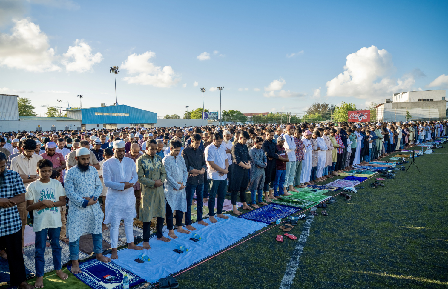 މާފަންނު ސްޓޭޑިއަމްގައި ބޮޑު ޖަމާއަތުގައި މި އަހަރުގެ ފިތުރު އީދު ނަމާދު ކުރަނީ.-- ފޮޓޯ: ނިޝާން އަލީ | މިހާރު