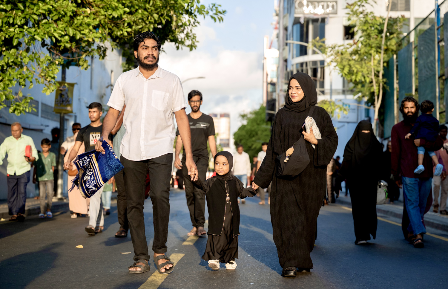 މާފަންނު ސްޓޭޑިއަމްގައި ބޮޑު ޖަމާއަތުގައި މި އަހަރުގެ ފިތުރު އީދު ނަމާދަށް ބަޔަކު ދަނީ.-- ފޮޓޯ: ނިޝާން އަލީ | މިހާރު