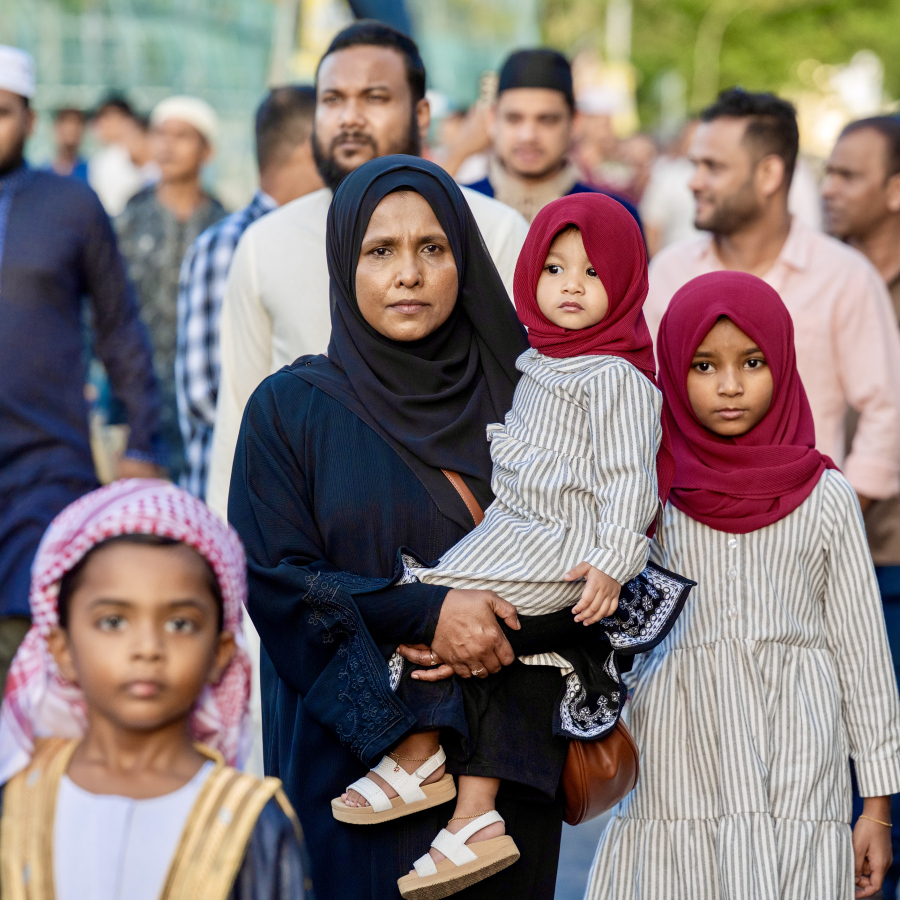 މާފަންނު ސްޓޭޑިއަމްގައި ބޮޑު ޖަމާއަތުގައި މި އަހަރުގެ ފިތުރު އީދު ނަމާދަށް ބަޔަކު ދަނީ.-- ފޮޓޯ: ނިޝާން އަލީ | މިހާރު