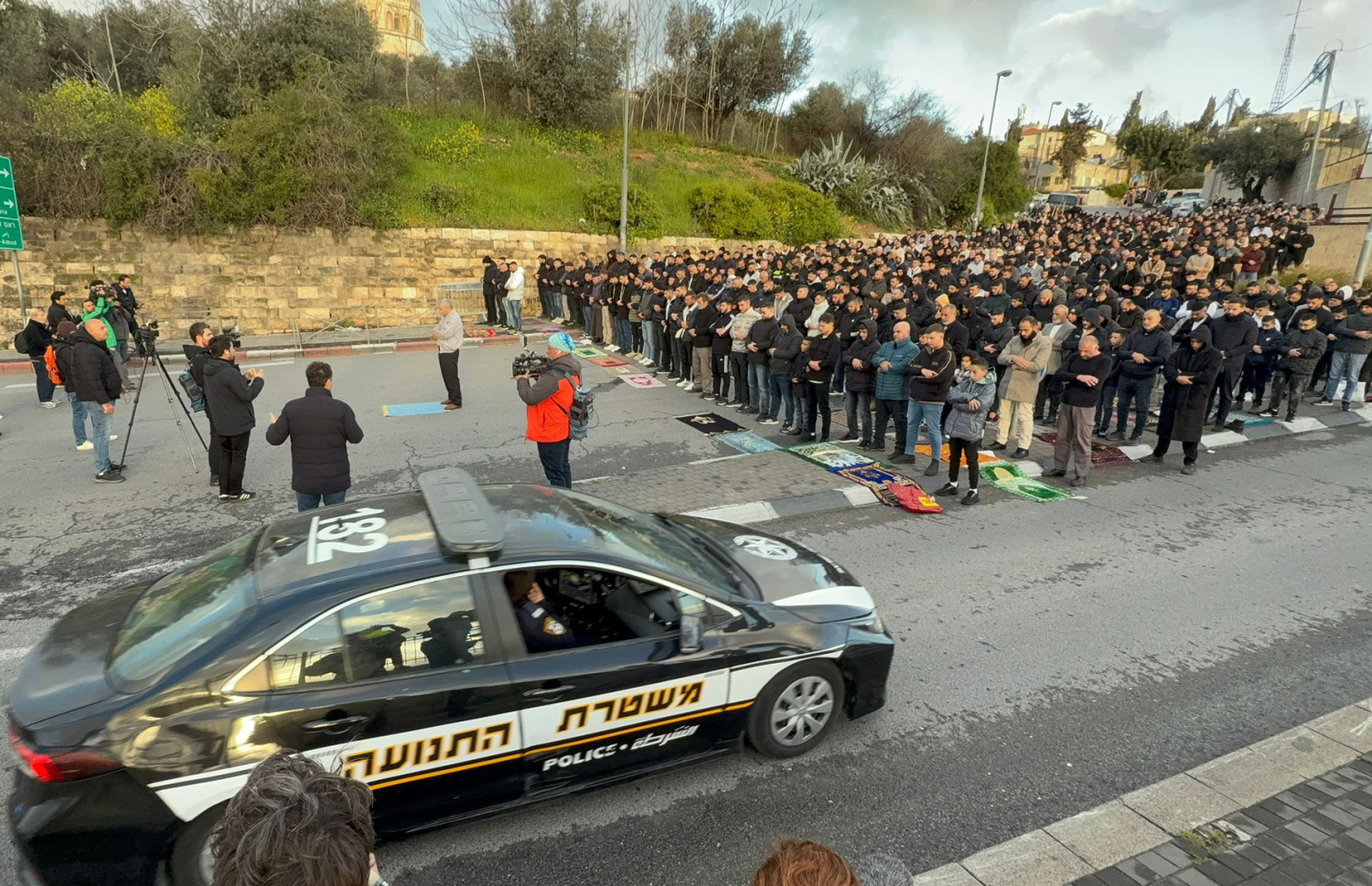 އަގްސާ ހަރަމްފުޅުގެ ބޭރުގައި ފަލަސްތީނުގެ މުސްލިމުން މިއަދު އީދު ނަމާދުކުރާއިރު އިޒްރޭލު ފުލުހުން ހުރަސްއަޅައިގެން. -- ފޮޓޯ: ކުވައިތު ނިއުސް އެޖެންސީ