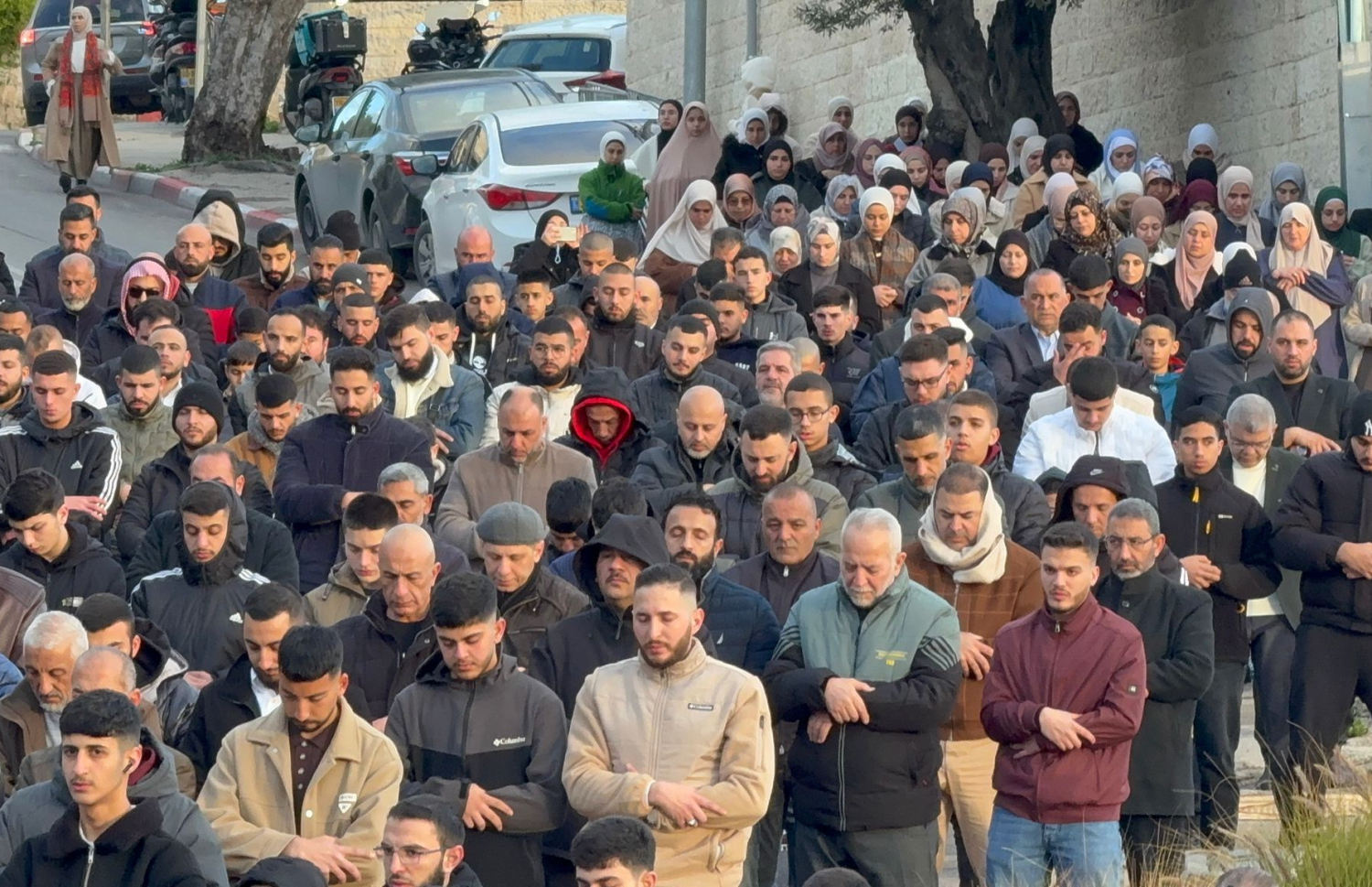 އަގްސާ ހަރަމްފުޅުގެ ބޭރުގައި ފަލަސްތީނުގެ މުސްލިމުން މިއަދު އީދު ނަމާދުކުރަނީ. -- ފޮޓޯ: ކުވައިތު ނިއުސް އެޖެންސީ