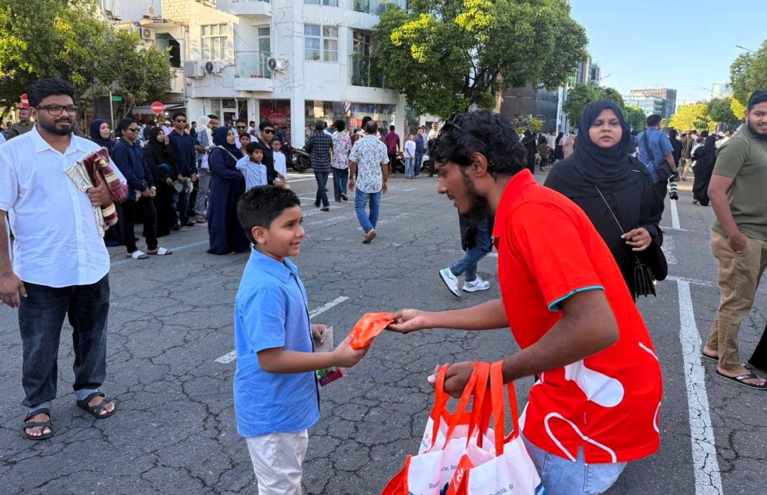 މިއަދު ފާހަގަކުރަމުން އަންނަނީ ކުޑައީދުގެ މުނާސަބަތުގައި ދިރާގުގެ މުވައްޒަފަކު ކުޑަކުއްޖަކަށް ހަދިޔާ ބަހަނީ.