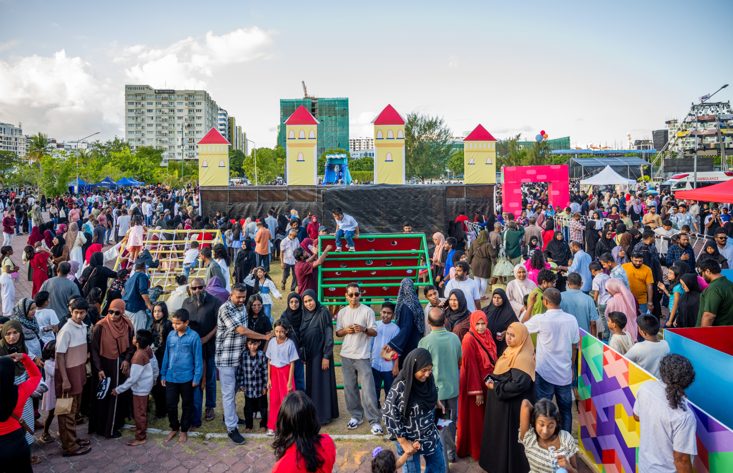 ބަރަކާތްތެރި ފިތުރު އީދު ދުވަހުގެ މުނާސަބަތުގައި ހުޅުމާލޭ ސެންޓްރަލް ޕާކްގައި ކުރިޔަށްގެންދިޔަ "އީދު ހަވީރު" .-- ފޮޓޯ: ނިޝާން އަލީ | މިހާރު