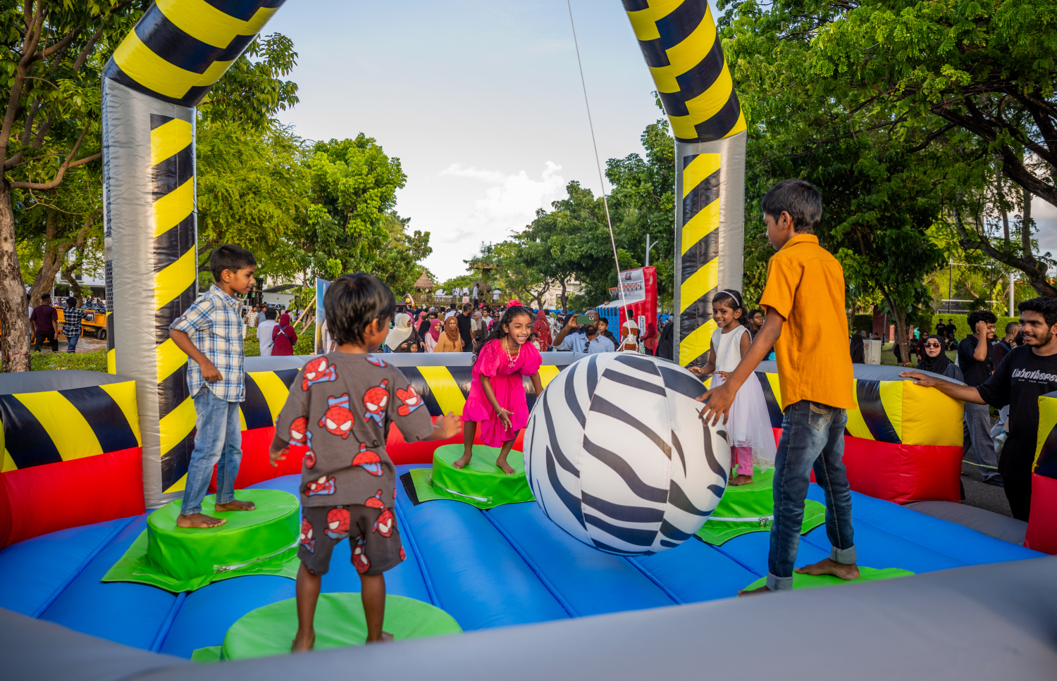 ބަރަކާތްތެރި ފިތުރު އީދު ދުވަހުގެ މުނާސަބަތުގައި ހުޅުމާލޭ ސެންޓްރަލް ޕާކްގައި ކުރިޔަށްގެންދިޔަ "އީދު ހަވީރު" .-- ފޮޓޯ: ނިޝާން އަލީ | މިހާރު