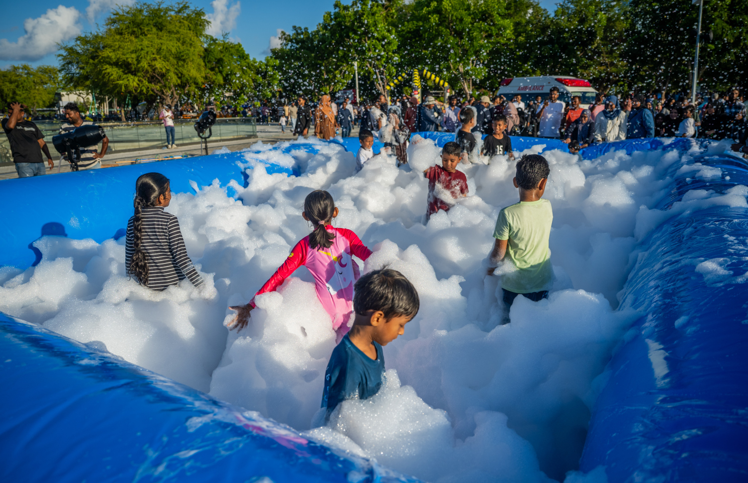 ބަރަކާތްތެރި ފިތުރު އީދު ދުވަހުގެ މުނާސަބަތުގައި ހުޅުމާލޭ ސެންޓްރަލް ޕާކްގައި ކުރިޔަށްގެންދިޔަ "އީދު ހަވީރު" .-- ފޮޓޯ: ނިޝާން އަލީ | މިހާރު