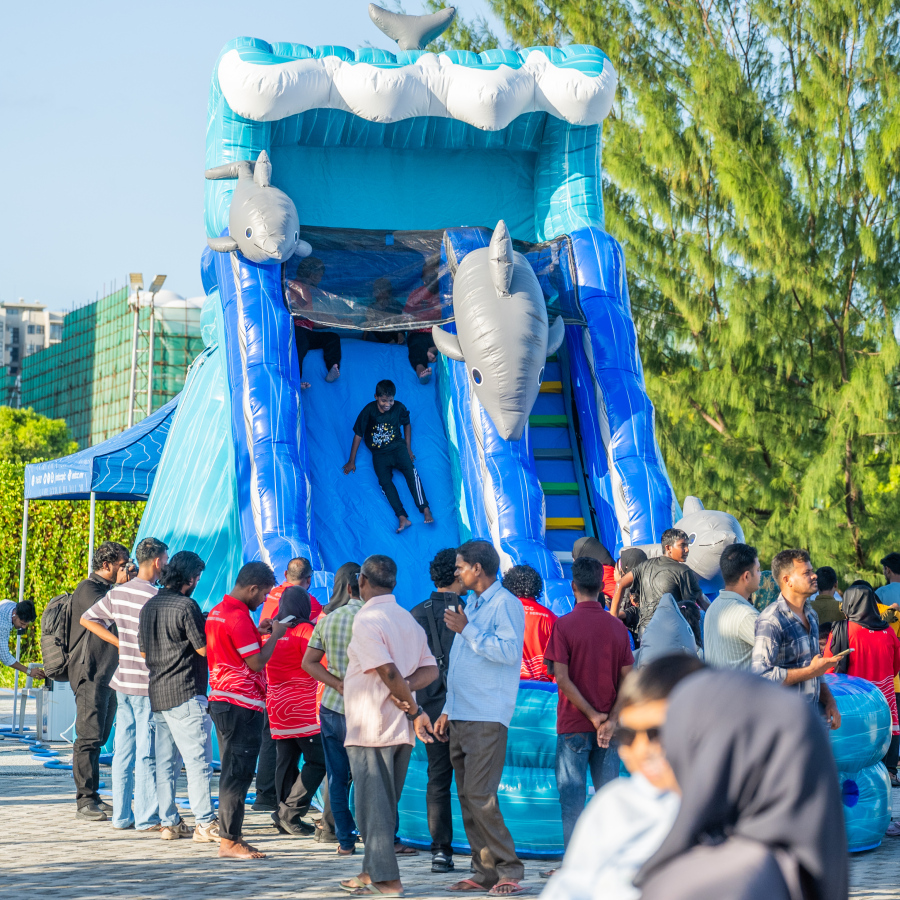 ބަރަކާތްތެރި ފިތުރު އީދު ދުވަހުގެ މުނާސަބަތުގައި ހުޅުމާލޭ ސެންޓްރަލް ޕާކްގައި ކުރިޔަށްގެންދިޔަ "އީދު ހަވީރު" .-- ފޮޓޯ: ނިޝާން އަލީ | މިހާރު