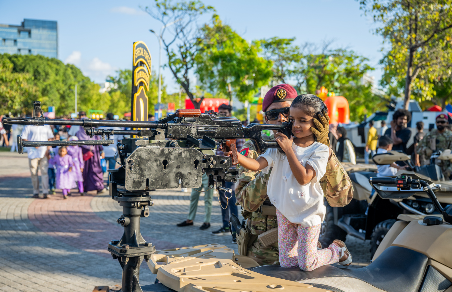 ބަރަކާތްތެރި ފިތުރު އީދު ދުވަހުގެ މުނާސަބަތުގައި ހުޅުމާލޭ ސެންޓްރަލް ޕާކްގައި ކުރިޔަށްގެންދިޔަ "އީދު ހަވީރު" .-- ފޮޓޯ: ނިޝާން އަލީ | މިހާރު