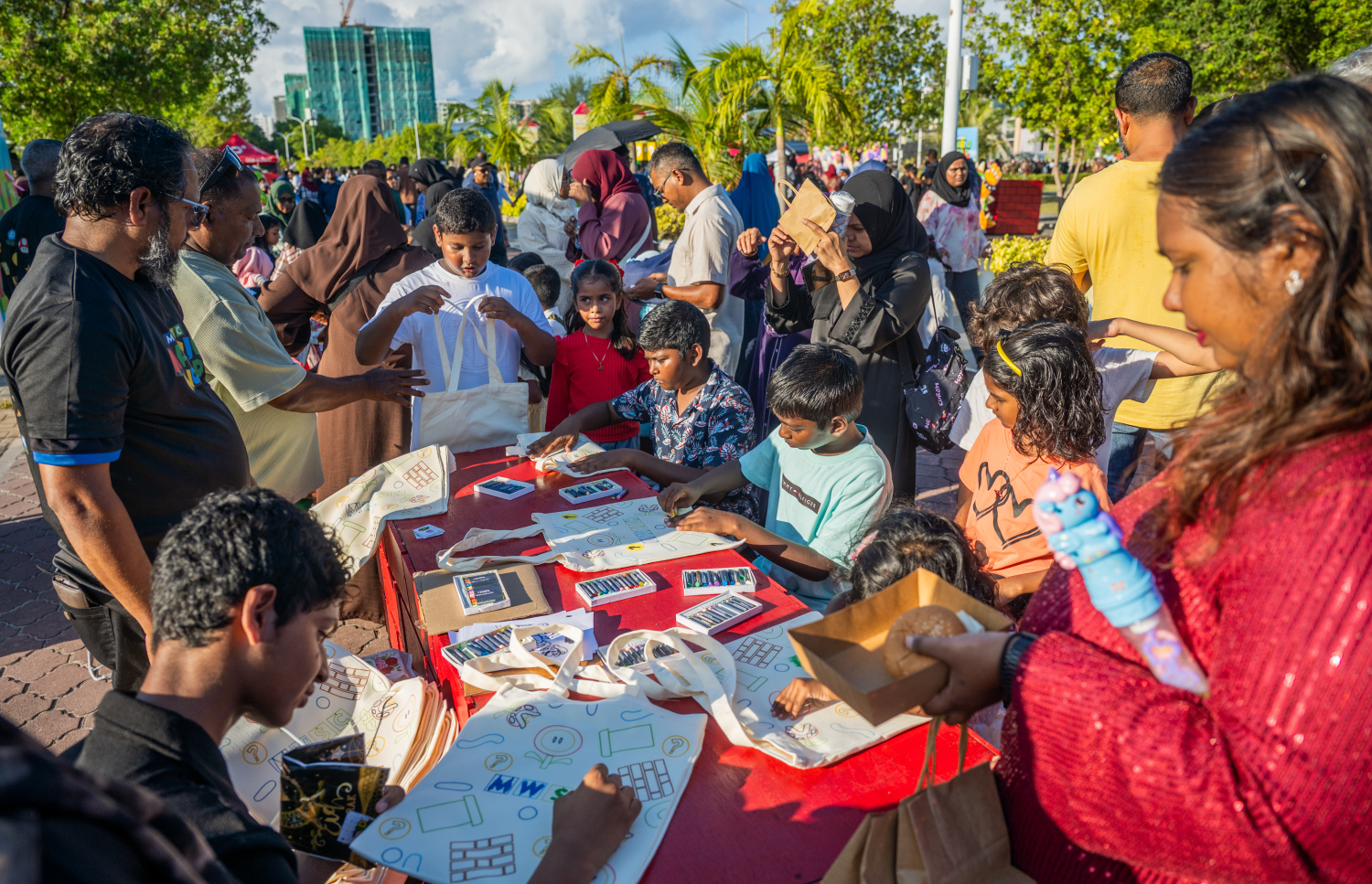ބަރަކާތްތެރި ފިތުރު އީދު ދުވަހުގެ މުނާސަބަތުގައި ހުޅުމާލޭ ސެންޓްރަލް ޕާކްގައި ކުރިޔަށްގެންދިޔަ "އީދު ހަވީރު" .-- ފޮޓޯ: ނިޝާން އަލީ | މިހާރު