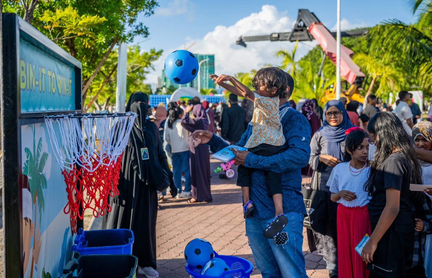 ބަރަކާތްތެރި ފިތުރު އީދު ދުވަހުގެ މުނާސަބަތުގައި ހުޅުމާލޭ ސެންޓްރަލް ޕާކްގައި ކުރިޔަށްގެންދިޔަ "އީދު ހަވީރު" .-- ފޮޓޯ: ނިޝާން އަލީ | މިހާރު