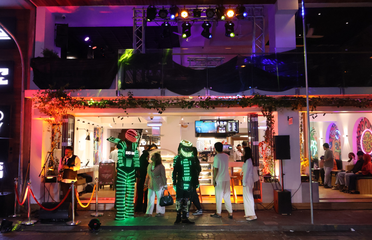 މަޖީދީ މަގުން އާޓިފިޝަލް ބީޗު ކައިރީގައި ކުރިން ހިންގި ޖެލީ ރެސްޓޯރަންޓު، އެ ތަނާ ކައިރިން އާ އިމާރާތަކަށް ބަދަލުކޮށް ހުޅުވުމަށް އިއްޔެ ބޭއްވި ހަފުލާގެ ތެރެއިން.